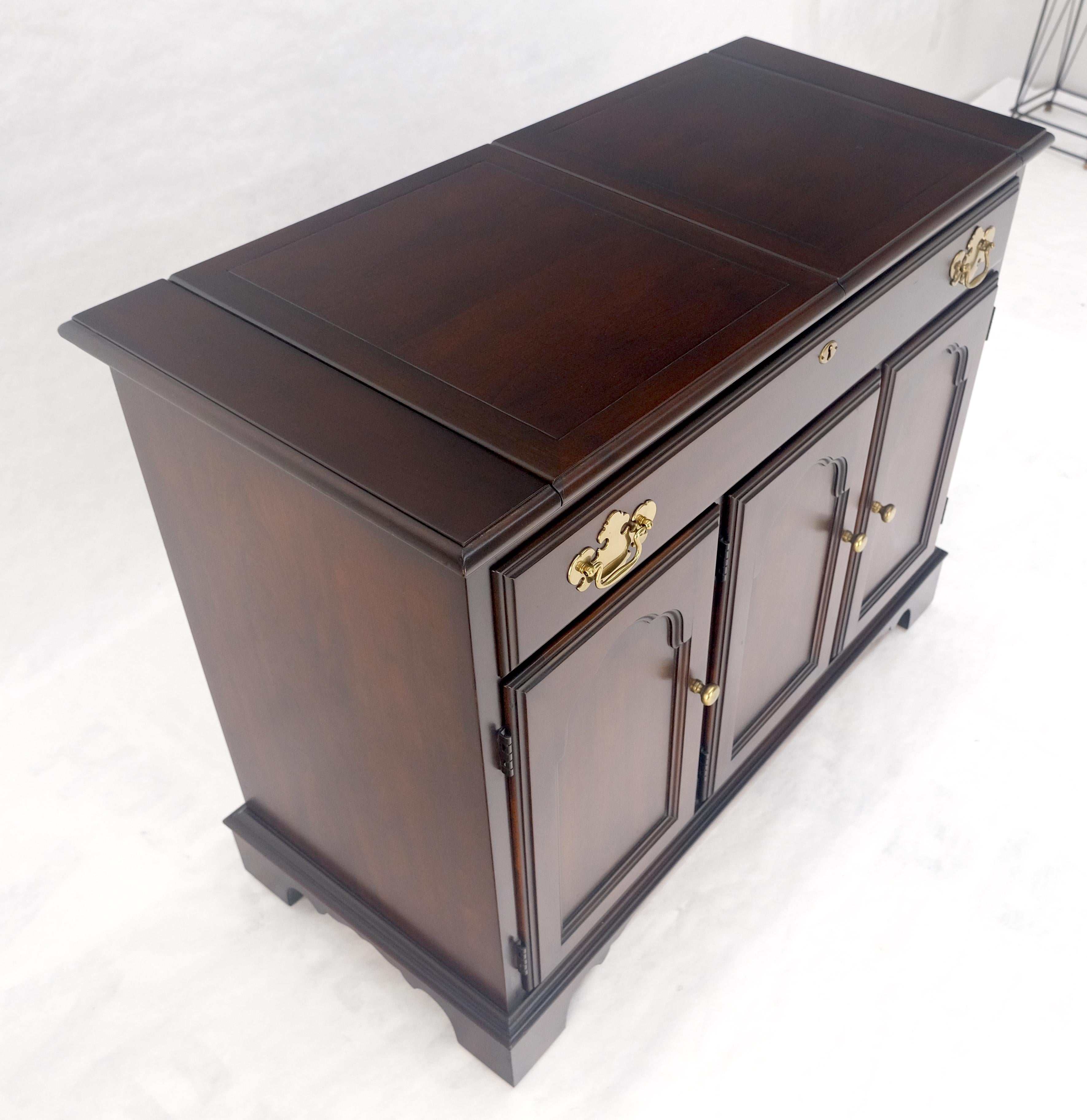 Meuble de bar de service à abattant en cerisier massif Pieds à crémaillère MINT en vente 7