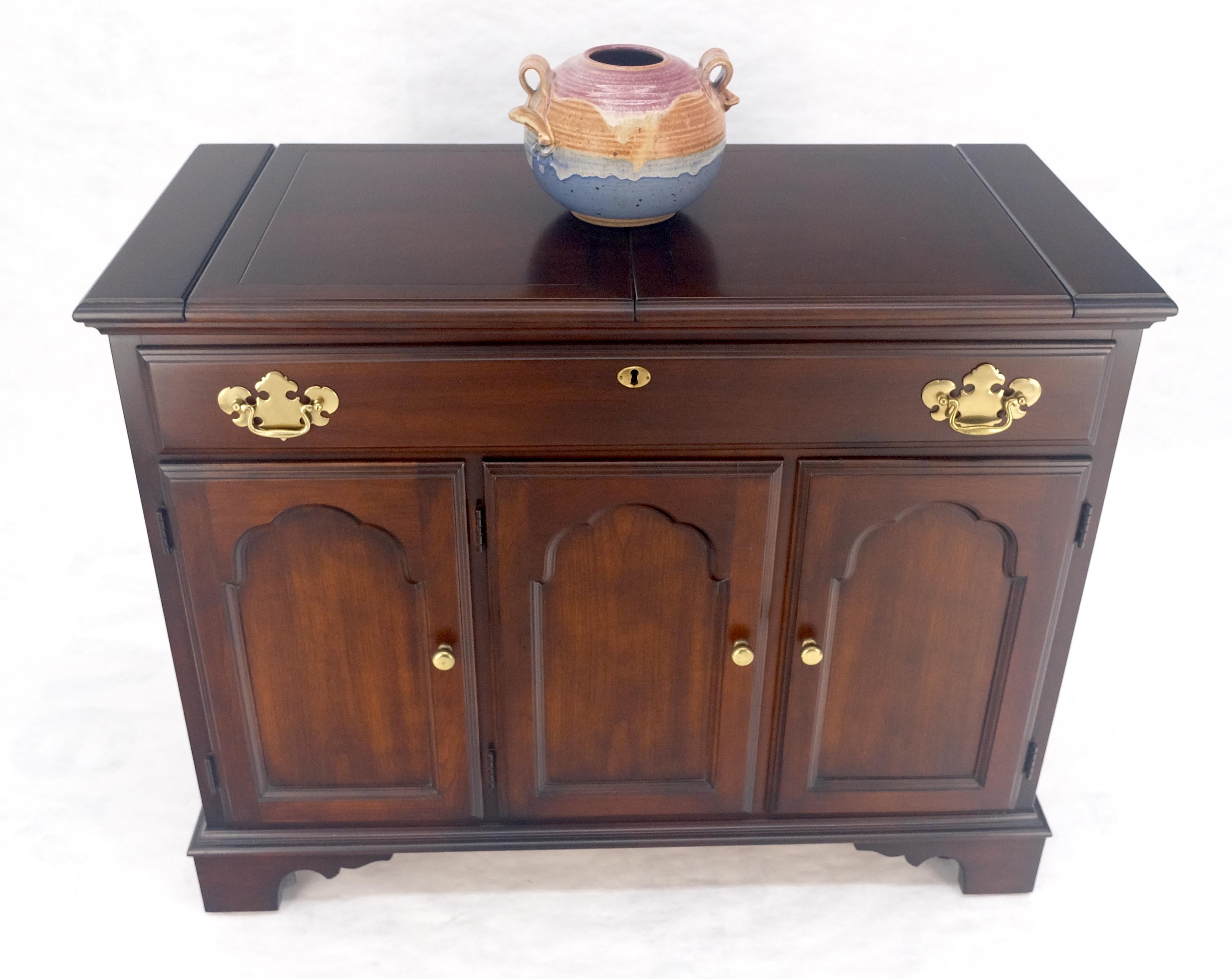 Meuble de bar de service à abattant en cerisier massif Pieds à crémaillère MINT en vente 9