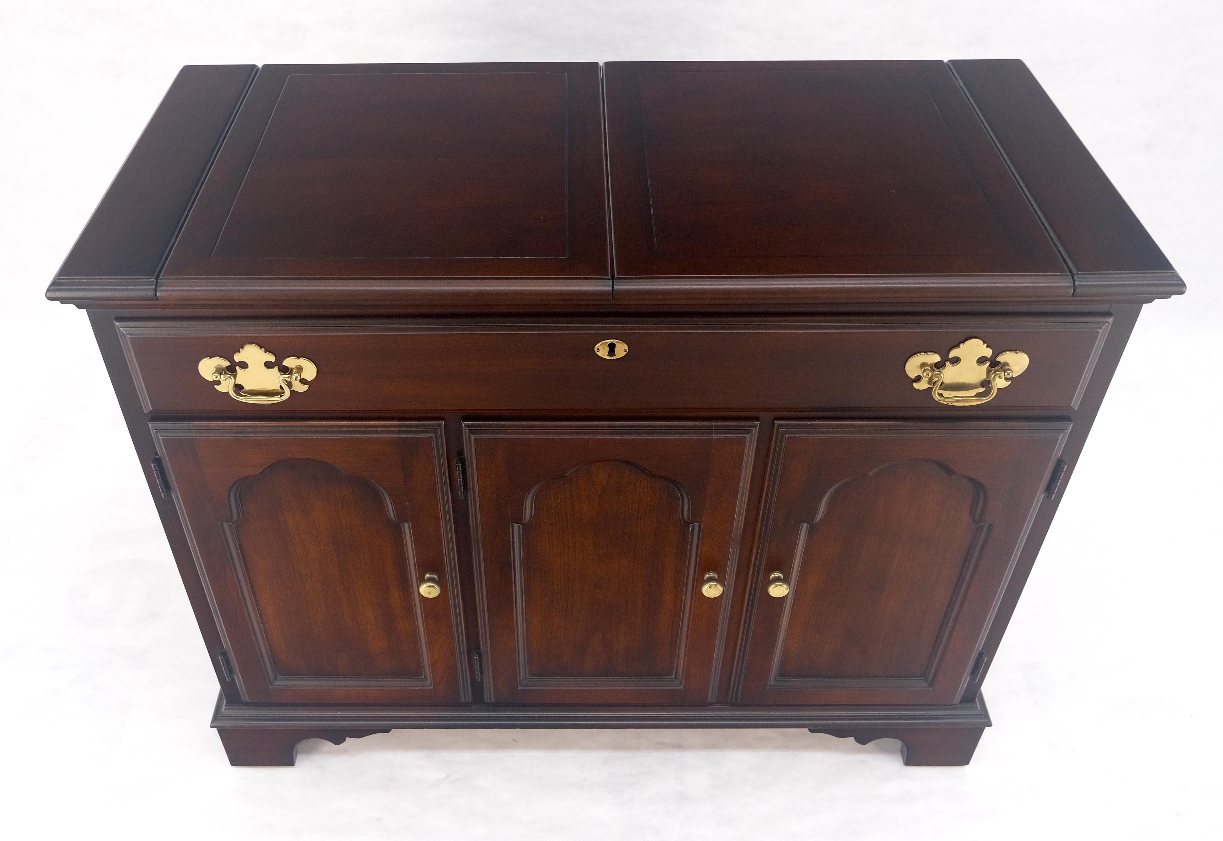 Chippendale Meuble de bar de service à abattant en cerisier massif Pieds à crémaillère MINT en vente