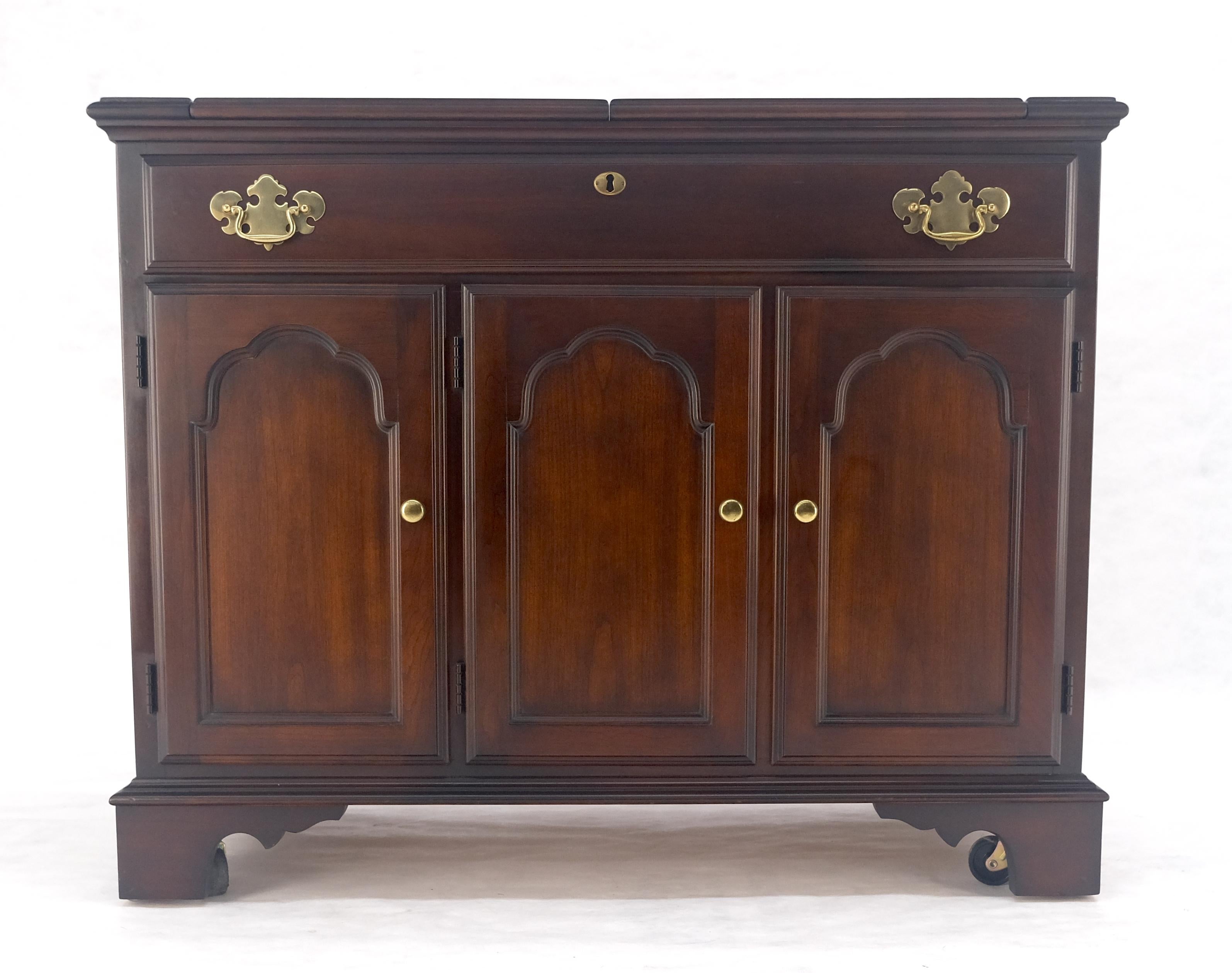 Américain Meuble de bar de service à abattant en cerisier massif Pieds à crémaillère MINT en vente