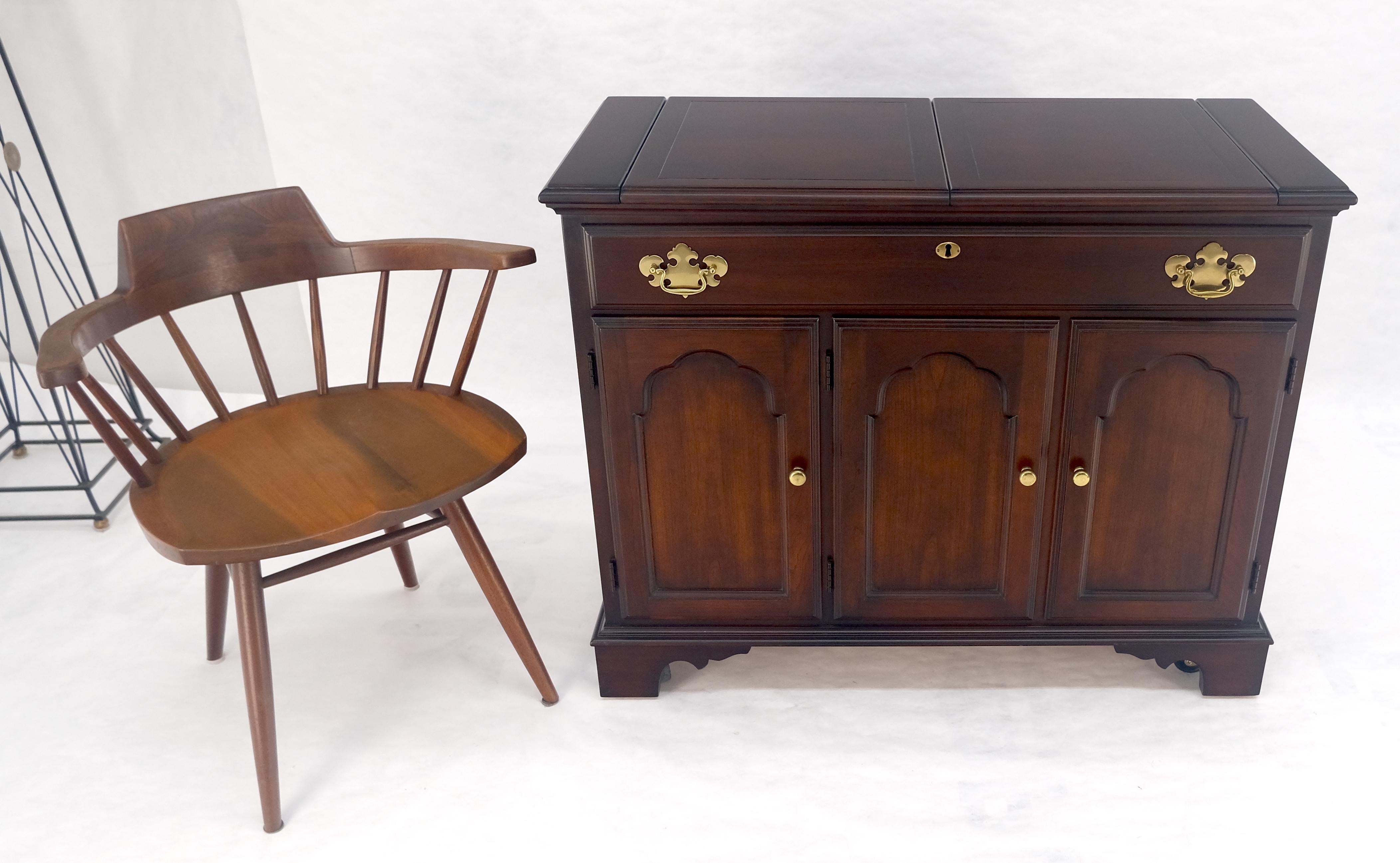 Meuble de bar de service à abattant en cerisier massif Pieds à crémaillère MINT Bon état - En vente à Rockaway, NJ