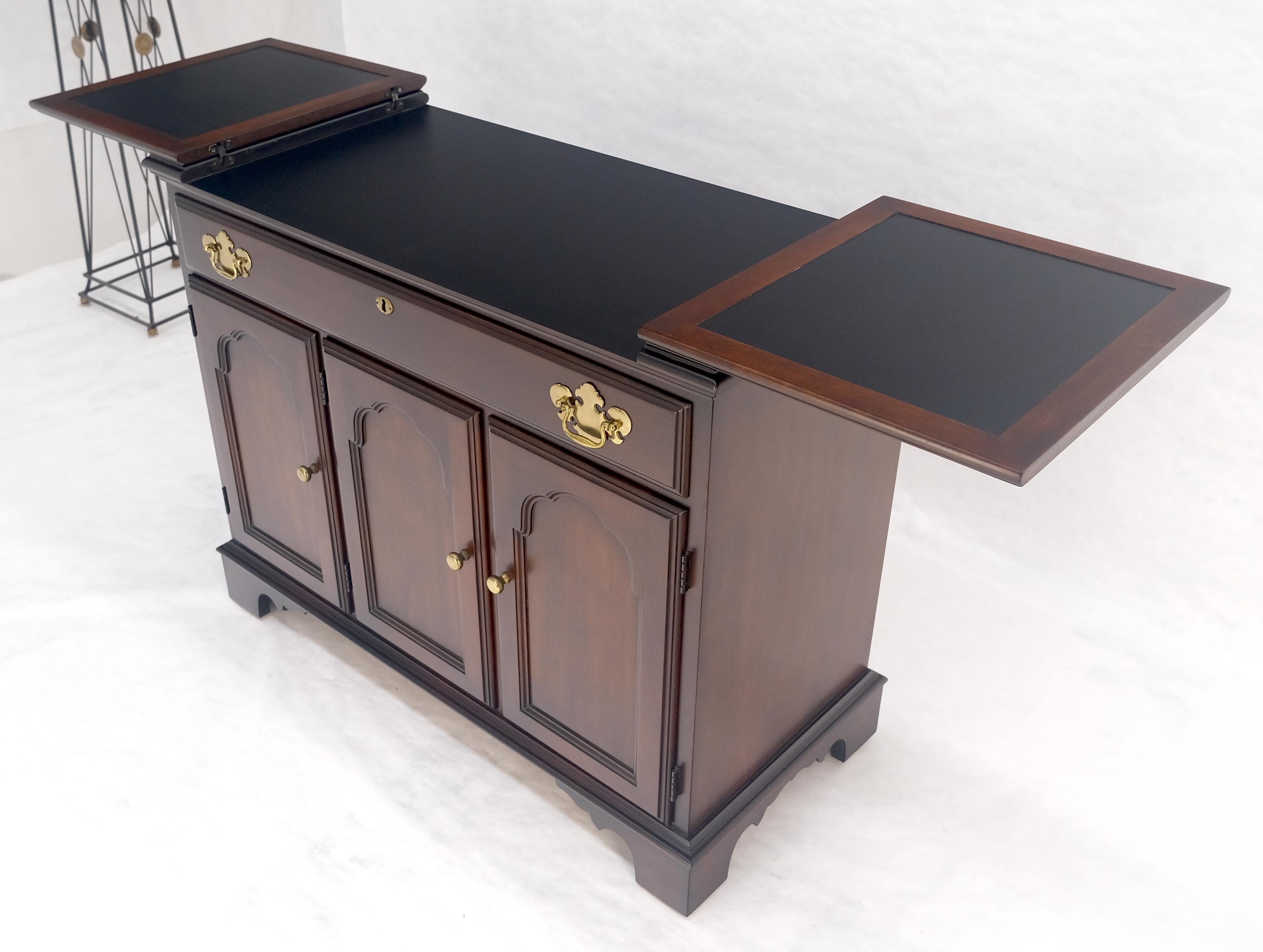 Cerise Meuble de bar de service à abattant en cerisier massif Pieds à crémaillère MINT en vente