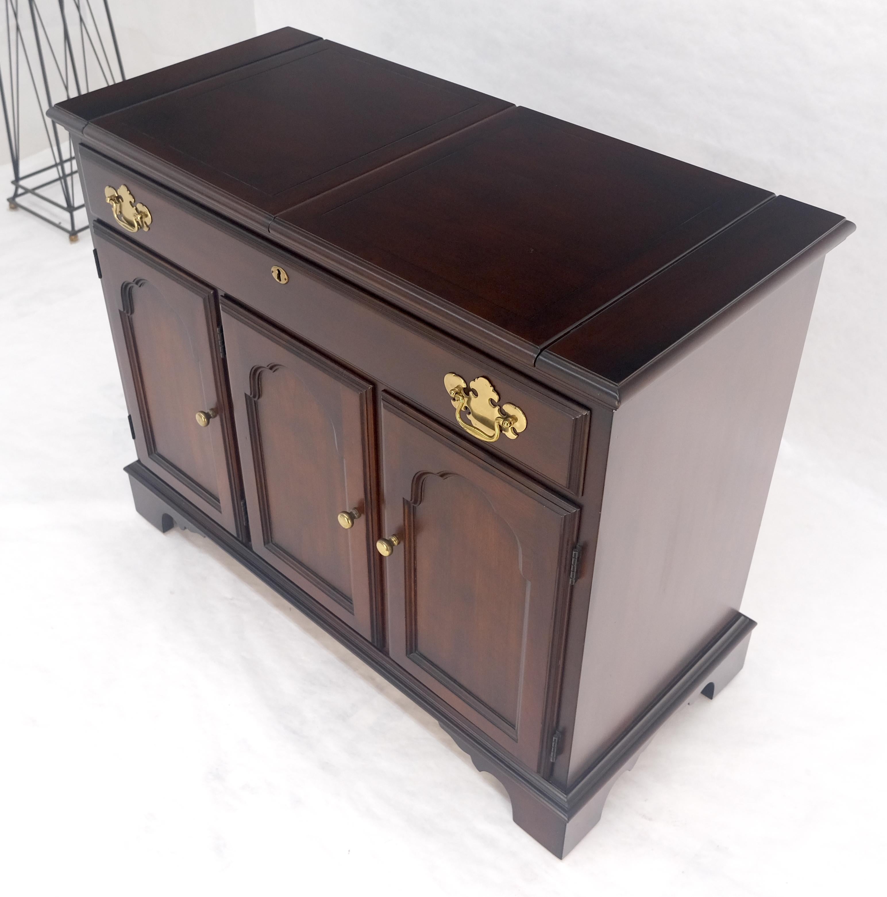 Meuble de bar de service à abattant en cerisier massif Pieds à crémaillère MINT en vente 1