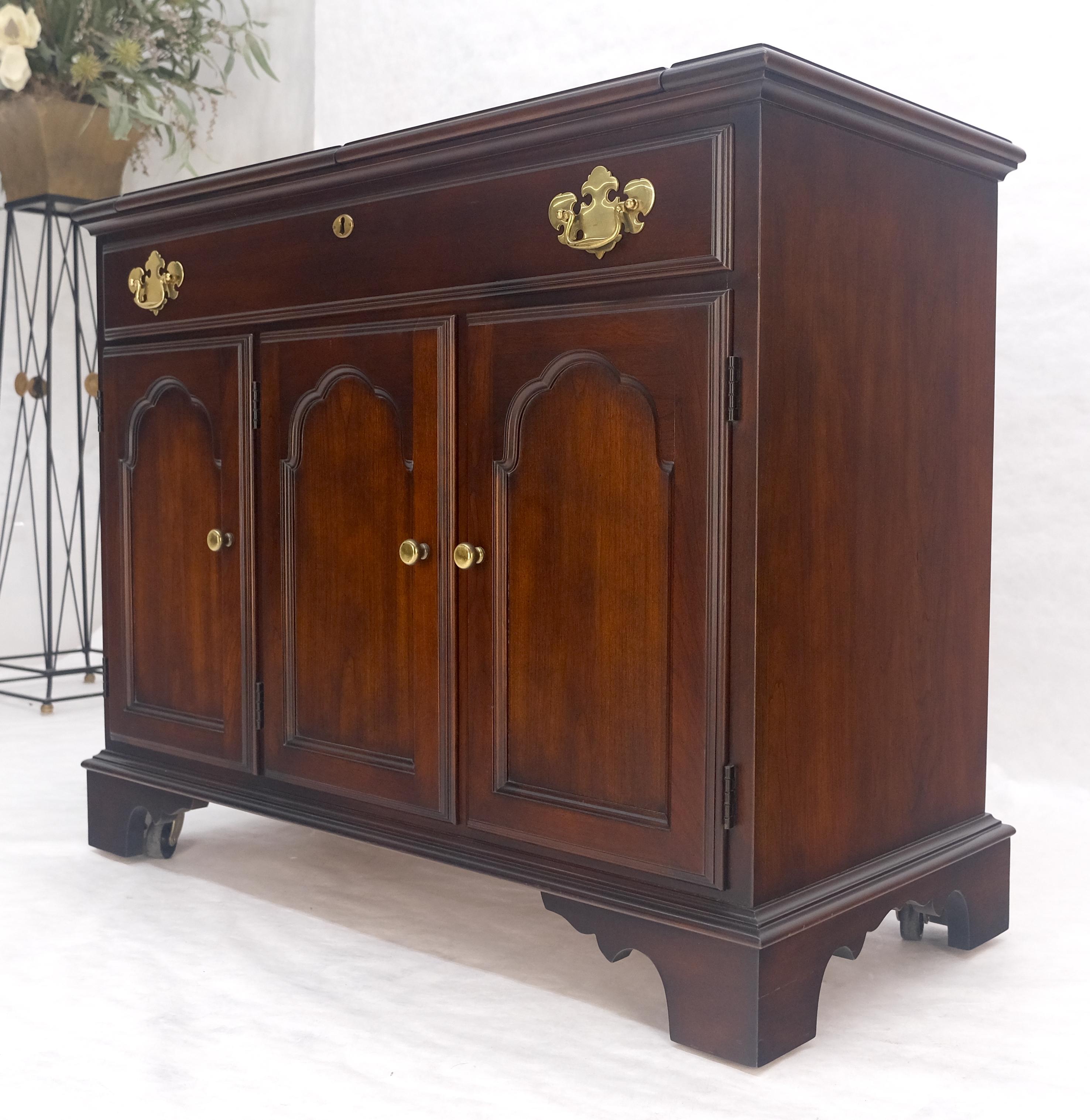 Meuble de bar de service à abattant en cerisier massif Pieds à crémaillère MINT en vente 2