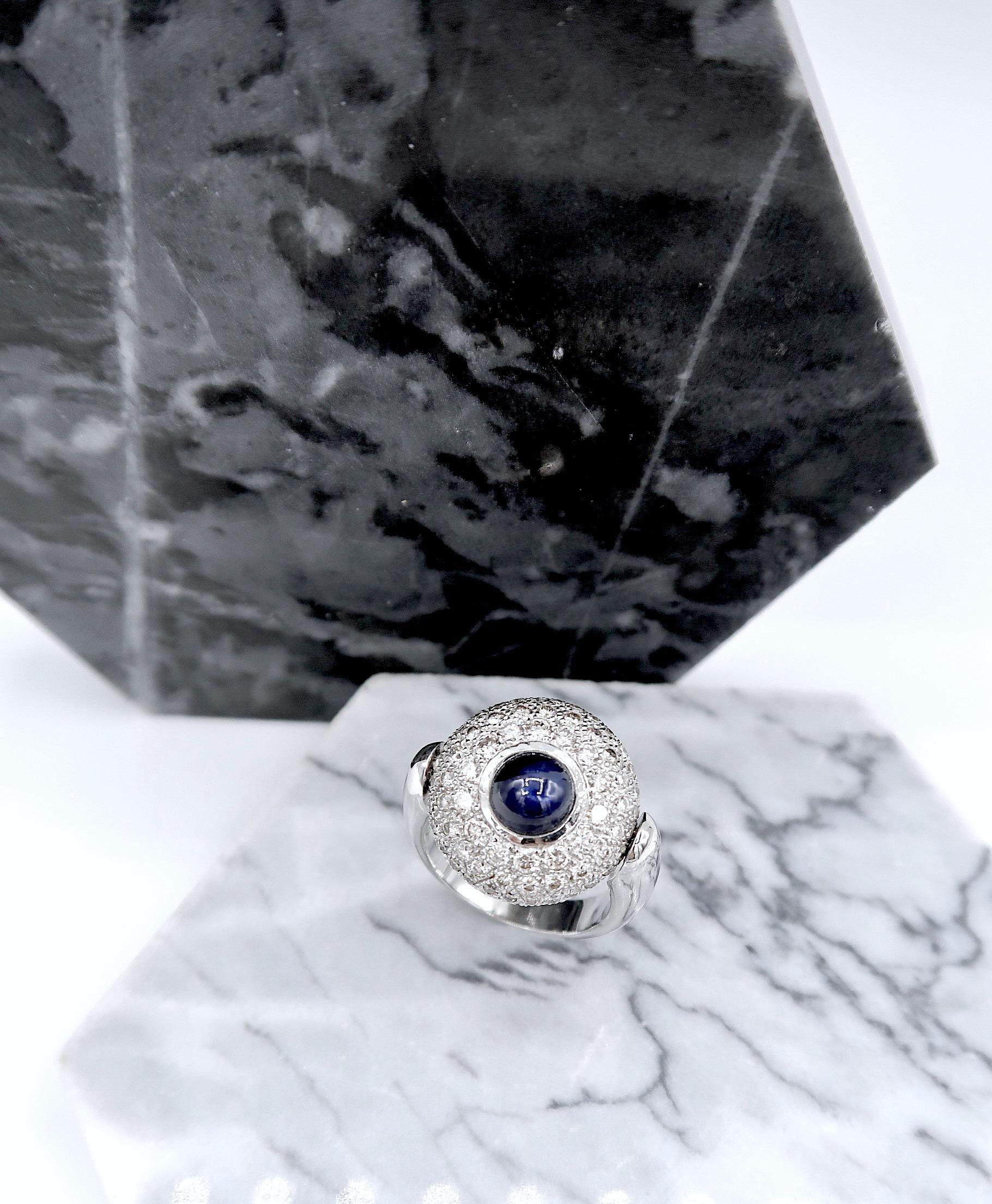 Contemporary Flippable 2-Faced Double-Faced Cabochon Sapphire Diamond Pavé Gold Ring For Sale