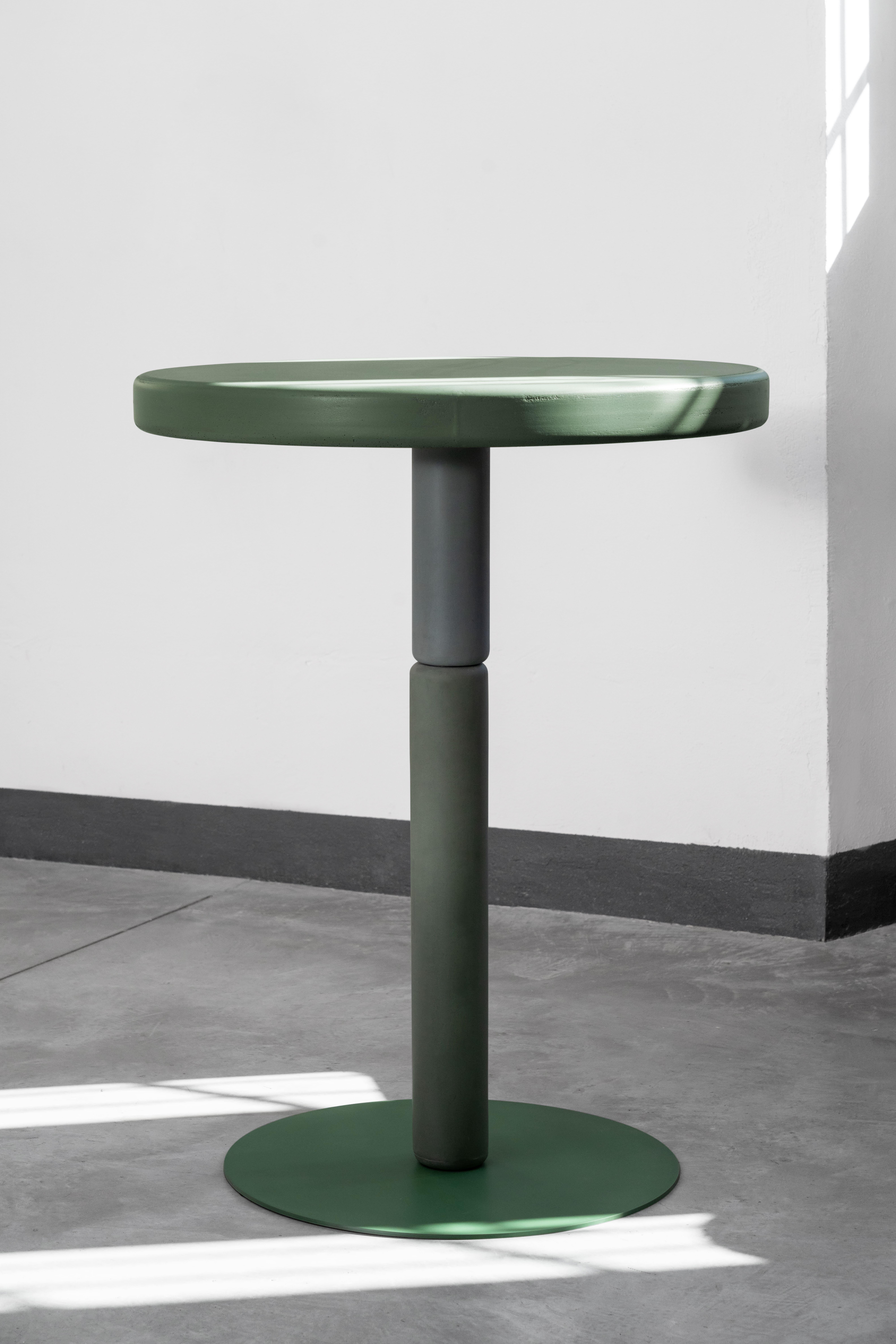 Flipper Kollektion, Beton-Hoher Couchtisch Fir + Ultramarinfarbener Zement (Brutalismus) im Angebot