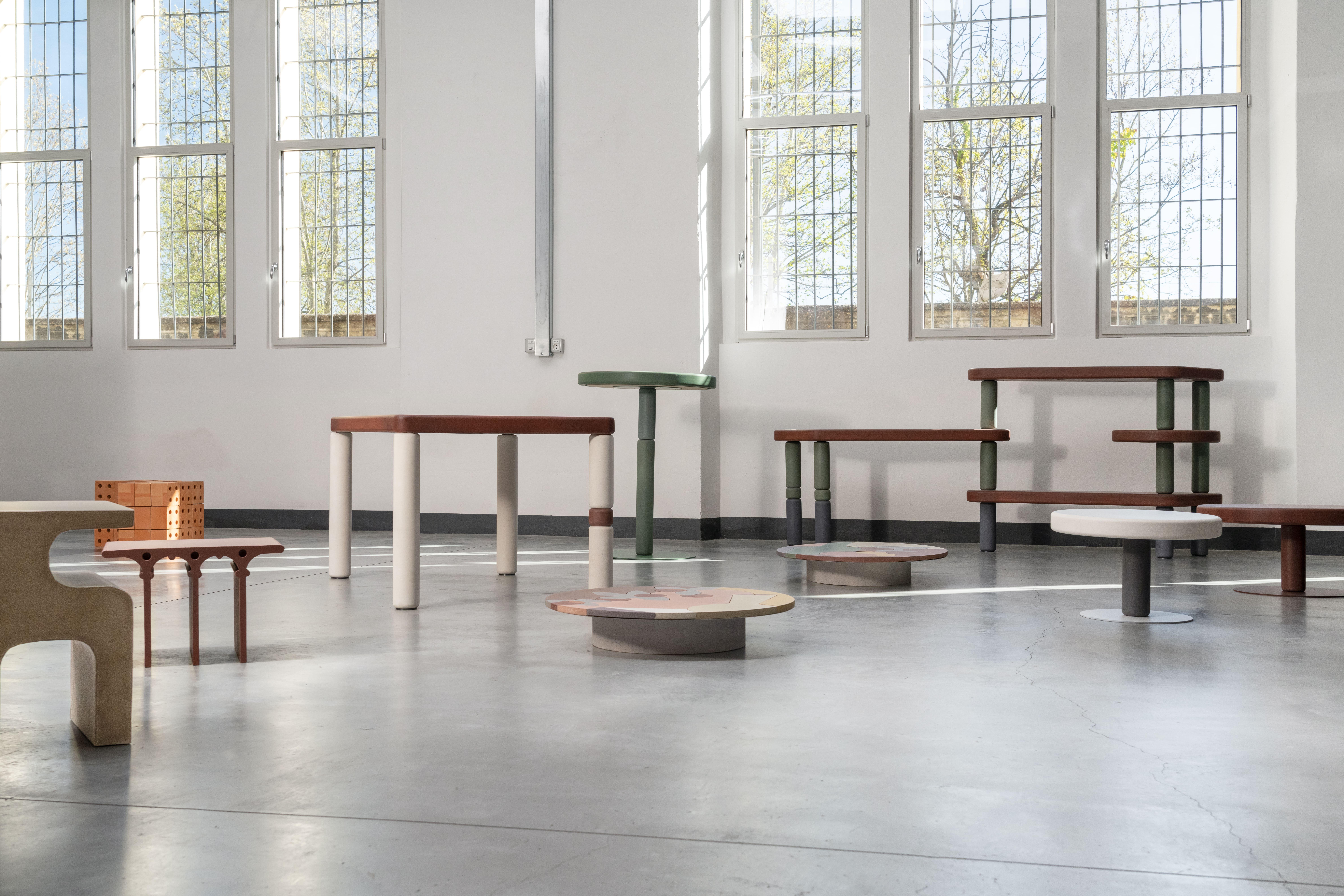 Flipper Kollektion, Beton-Hoher Couchtisch Fir + Ultramarinfarbener Zement (Geformt) im Angebot