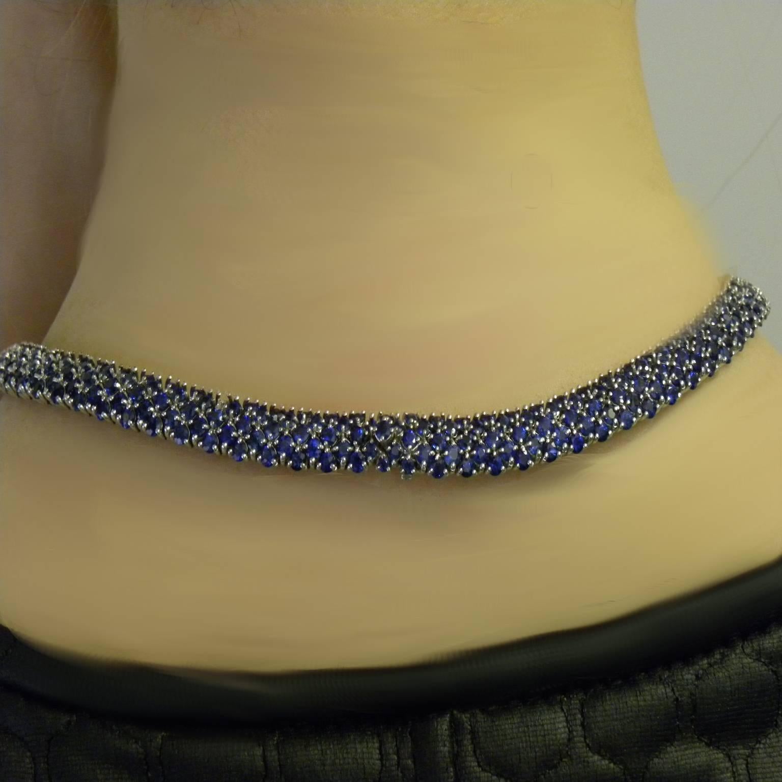 Brilliant Cut Flirt Collection 18 Karat White Gold Necklace in Blu Sapphire For Sale