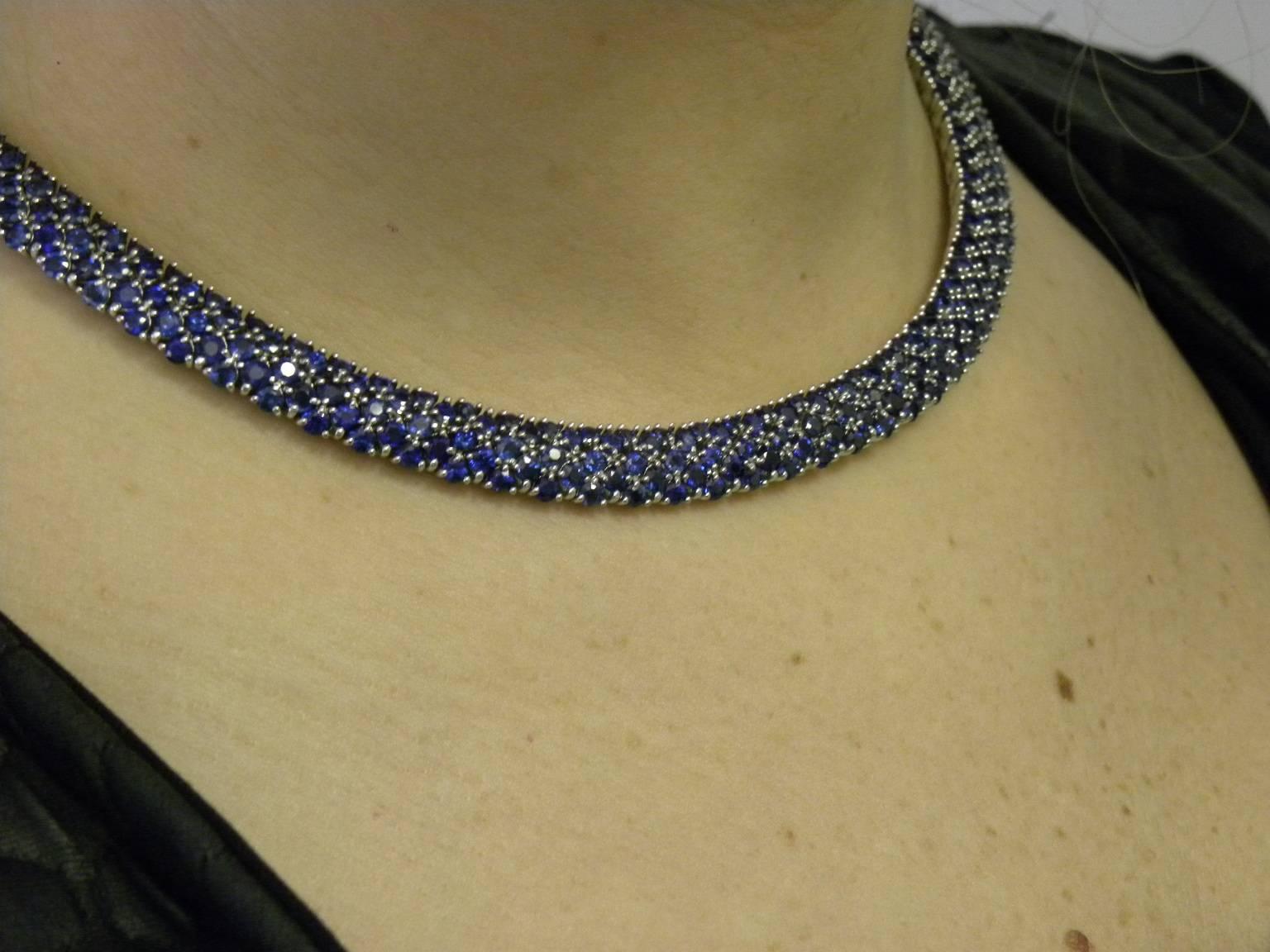 Flirt Collection 18 Karat White Gold Necklace in Blu Sapphire For Sale 1