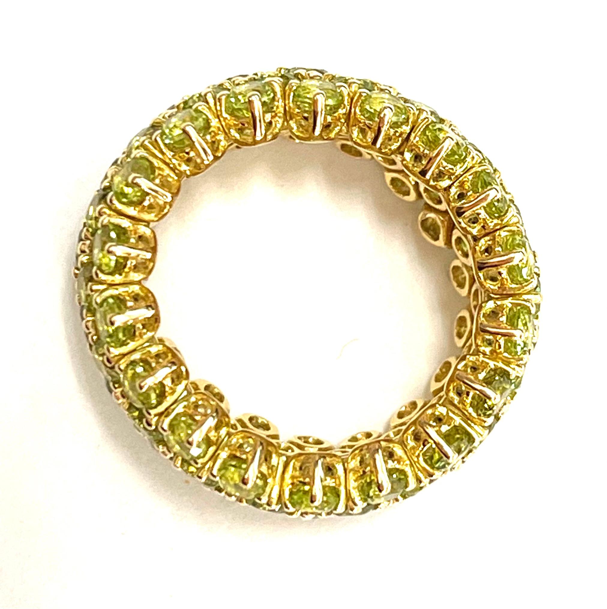 Brilliant Cut Flirt Collection 18 Karat Yellow Gold Flat Ring and Peridots For Sale