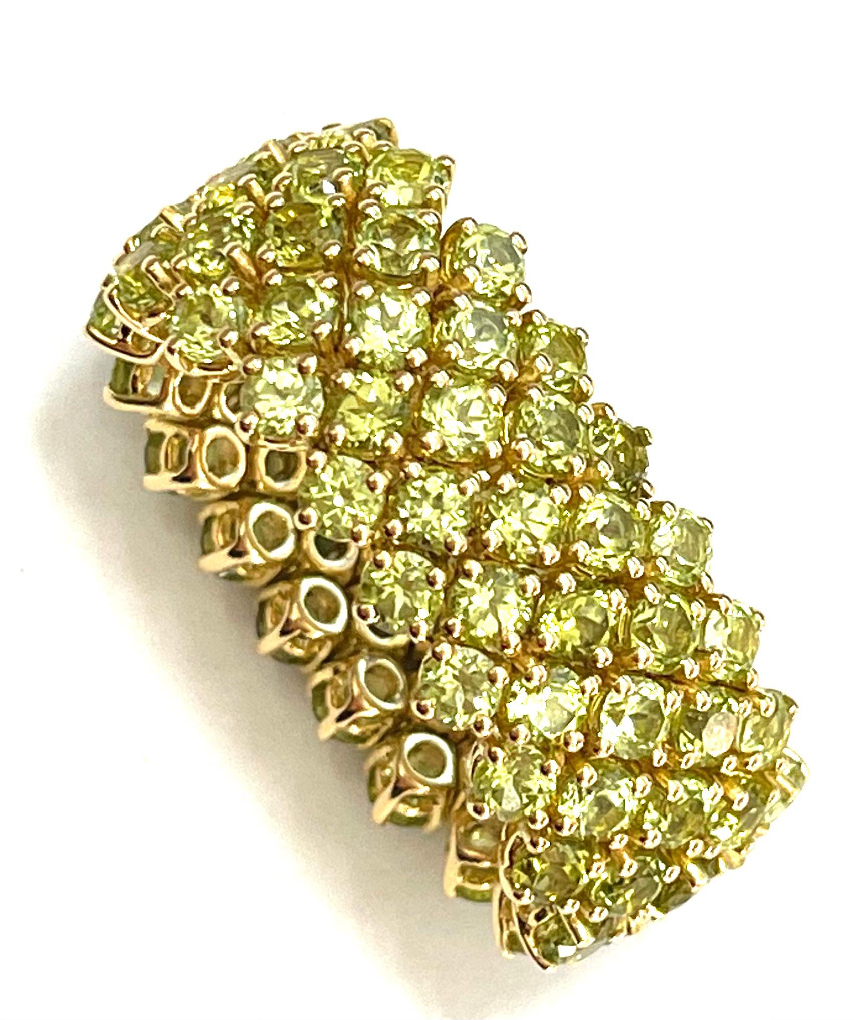 Flirt Collection 18 Karat Yellow Gold Flat Ring and Peridots In New Condition For Sale In Milano, Lombardia