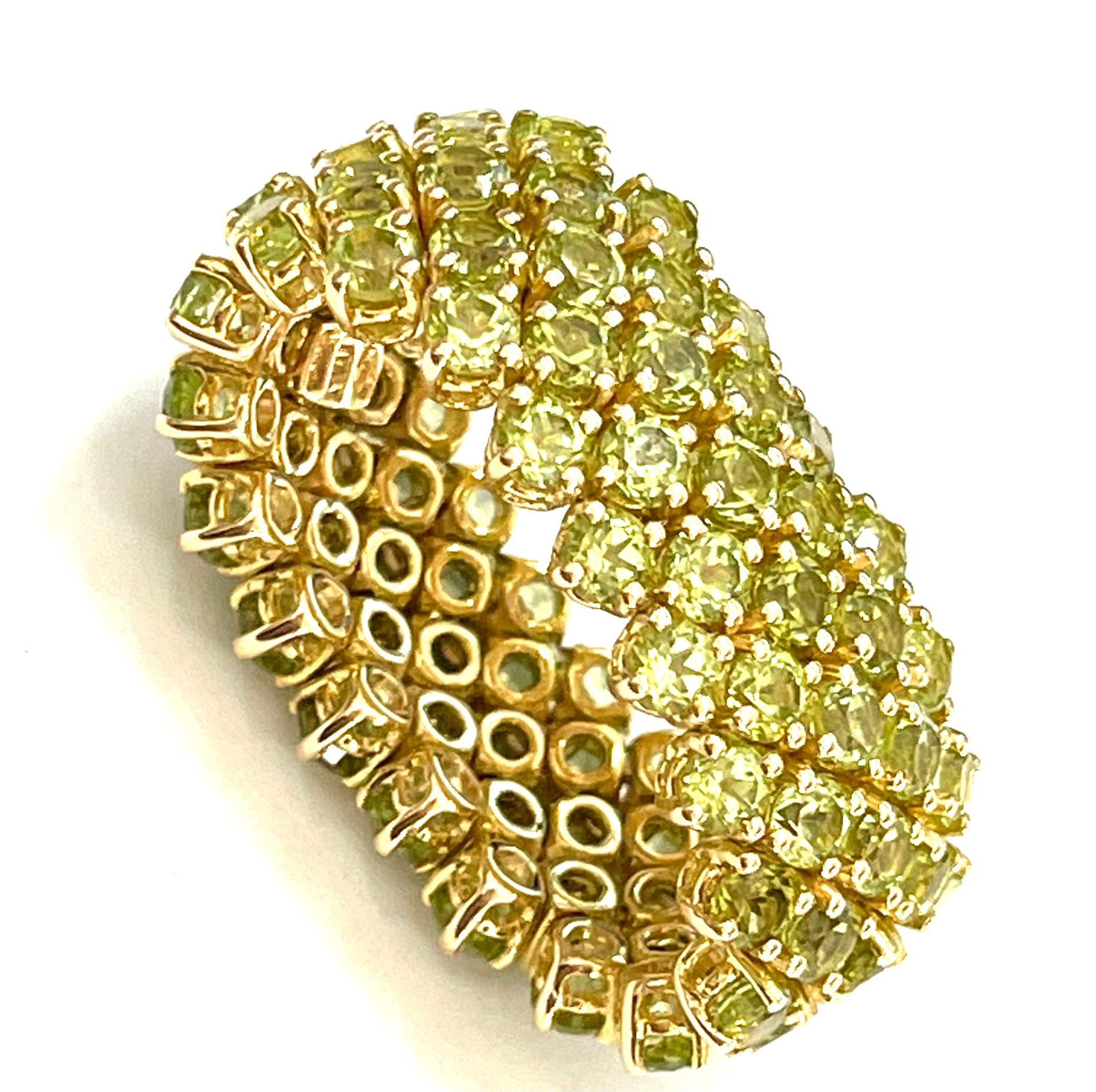 Women's Flirt Collection 18 Karat Yellow Gold Flat Ring with Peridots For Sale