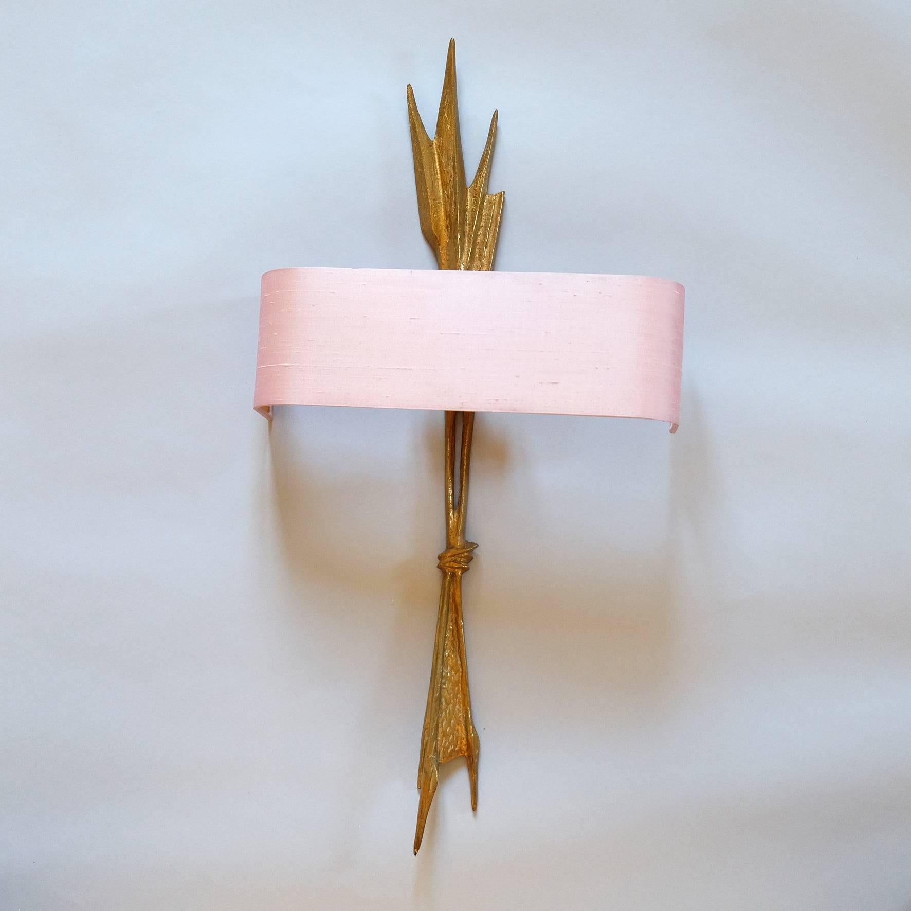 Eine vergoldete Bronze mit zwei Lichtern und einem rechteckigen rosa Schirm.
Unterschrieben.