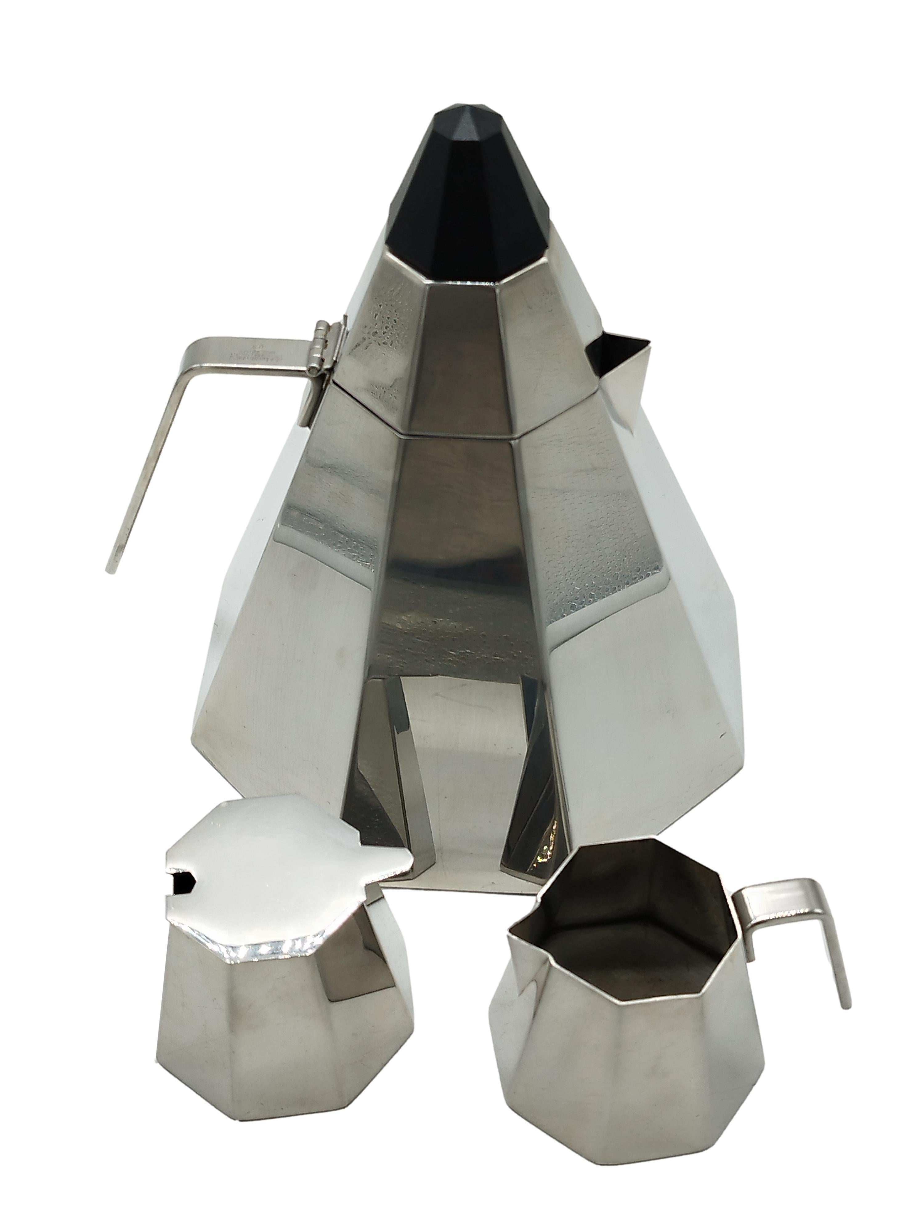 Rare collector's set from the stainless steel Piramidi series with kettle, sugar bowl and milk jug signed Fratelli Calderoni, Italy 1960
KETTLE SIZE CM. H.22X24X24

MILK JUG AND SUGAR BOWL SIZE CM. H.7X9X9