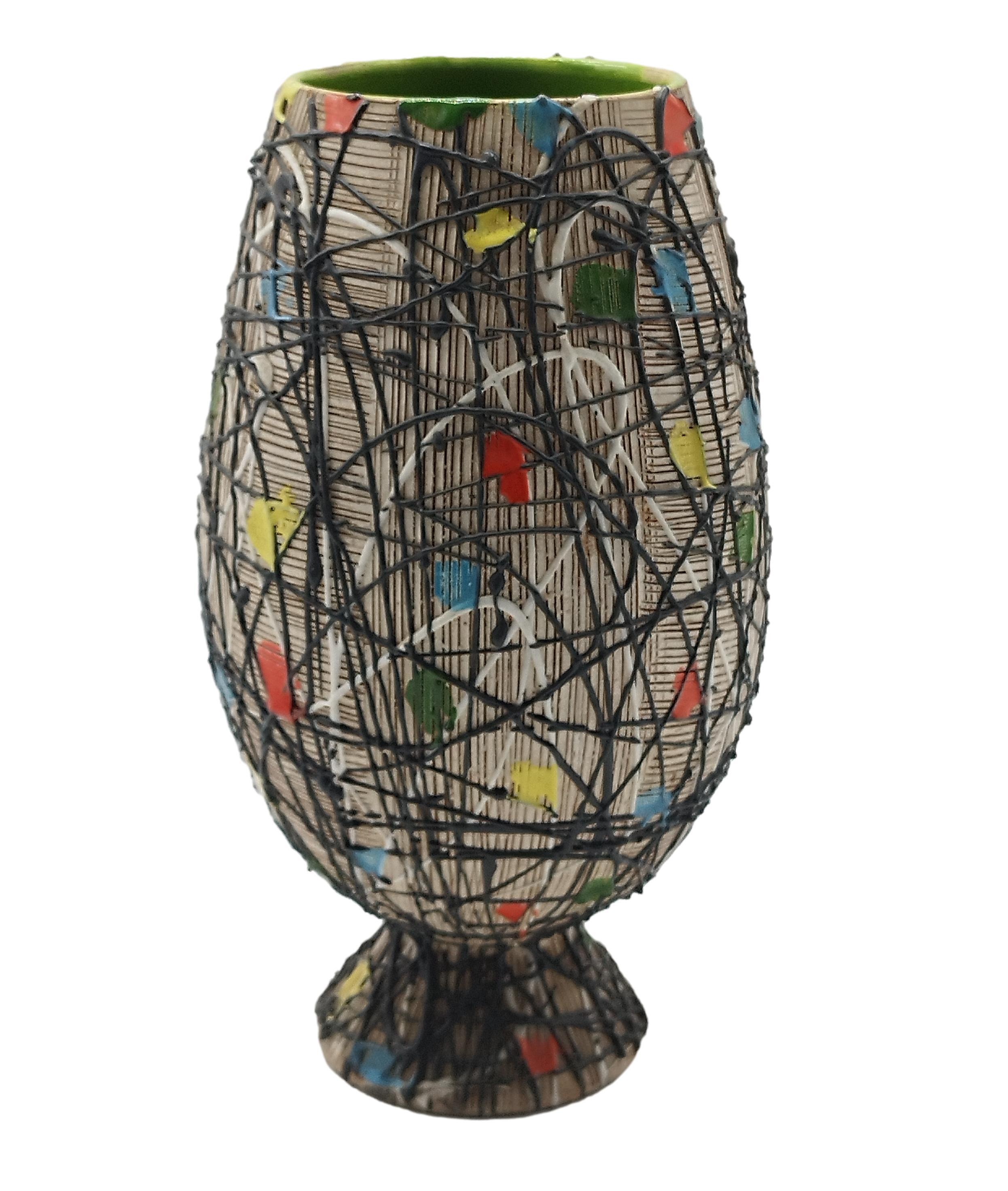 Il vaso è realizzato in ceramica ed è stato dipinto a mano in molti colori. Meravigliosa ispirazione per il design moderno dell'epoca
I fratelli Fanciullacci erano prolifici ceramisti italiani, il cui lavoro sta cominciando a diventare più
