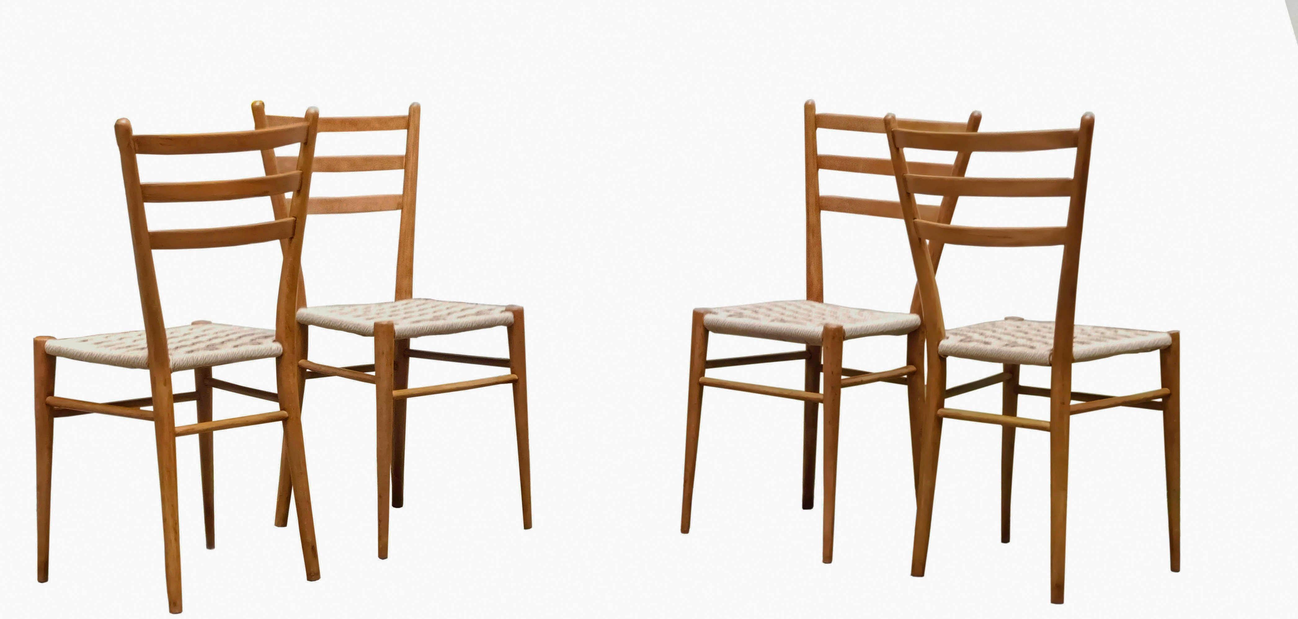 Satz von 4 Chiavari-Stühlen des Modells Gobbetta, hergestellt von der italienischen Firma Fratelli Levaggi. Die Stühle sind  aus Holz mit einem klassischen Design, das sich durch eine leichte und schlanke Struktur auszeichnet. Die Rückenlehne