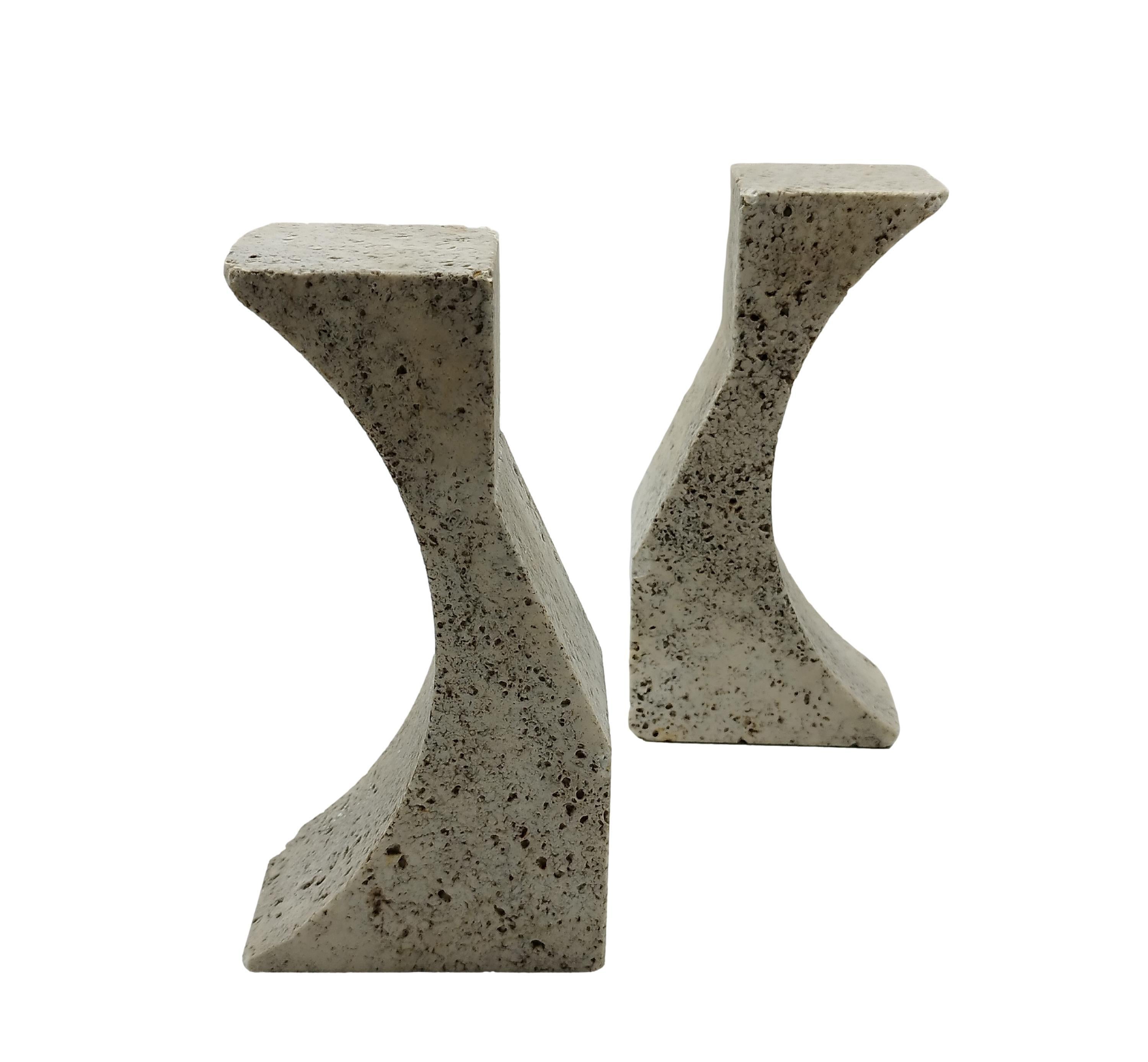Pair of stone bookends by Fratelli Manelli.  
 Made from exquisite Rapolano Travertine, a type of Italian travertine known for its distinctive cream color and delicate veining. 