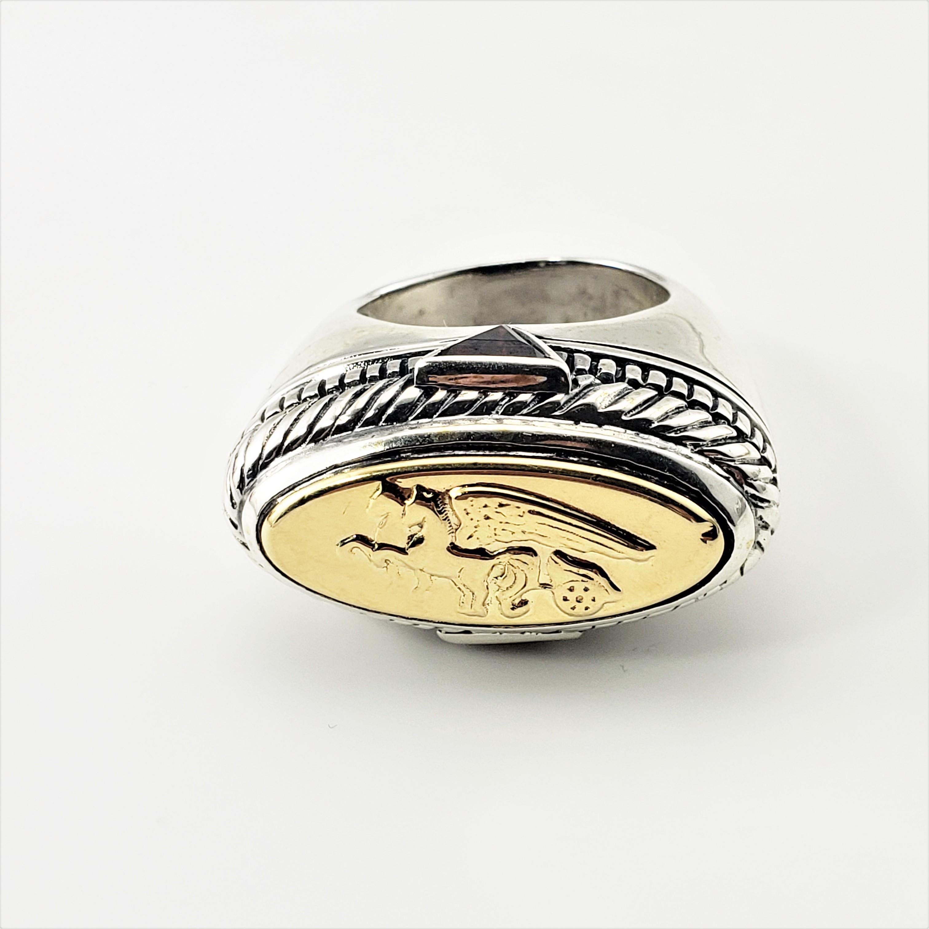 Flle Menegatti Sterling Silber und 18 Karat Gelbgold und Granat Pegasus Ring Größe 8-

Dieser Pegasus-Ring ist aus Sterlingsilber und 18 Karat Gelbgold gefertigt und mit zwei Granat-Edelsteinen (7 mm x 6 mm) verziert.  Die Oberseite des Rings misst