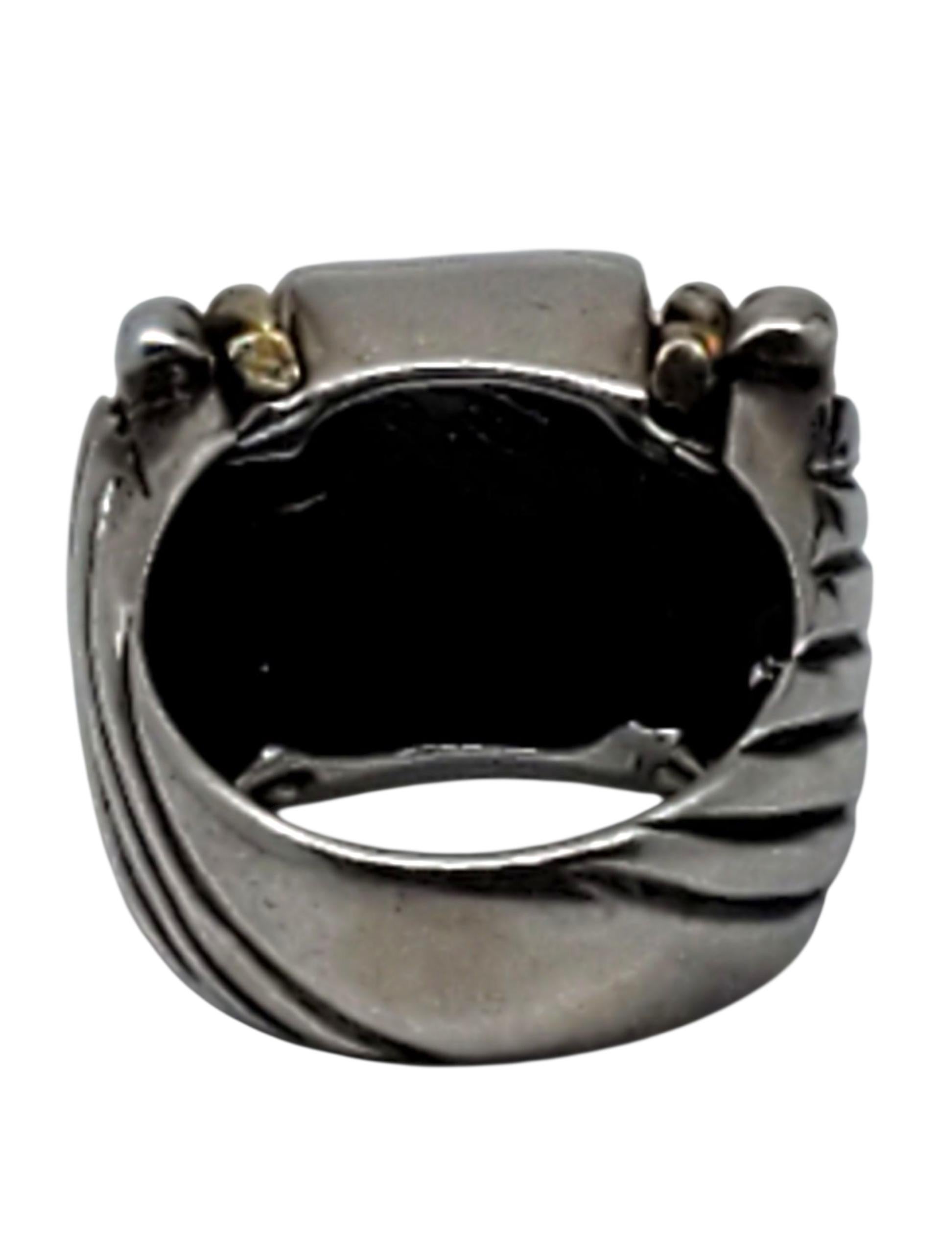 Flli Menegatti - Anello in argento e oro con lapislazzuli

Questo elegante anello firmato Flli Menegatti mette in mostra un sorprendente lapislazzuli di taglio quadrato (8,20 mm x 7,91 mm) incastonato in argento sterling con accenti in corda e