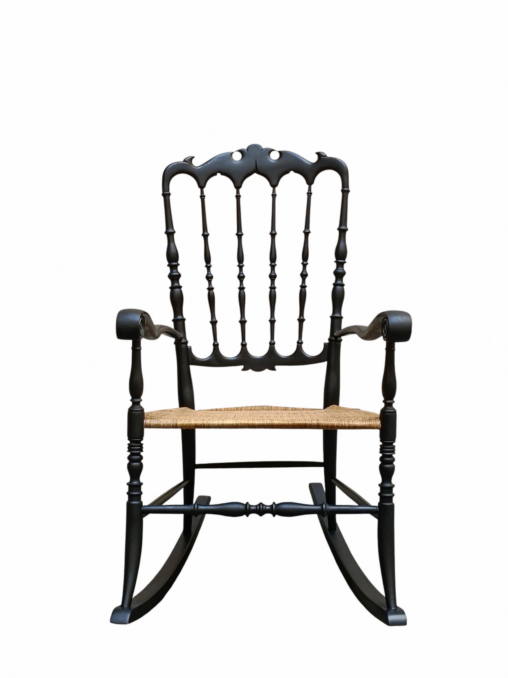 Rara sedia a dondolo Chiavari degli anni '50, tutta originale, di Fratelli Podestà. Questa sedia ha un bellissimo legno patinato invecchiato e il suo vimini originale i che non ne compromettono la resistenza.
Un delizioso esemplare originale d'epoca