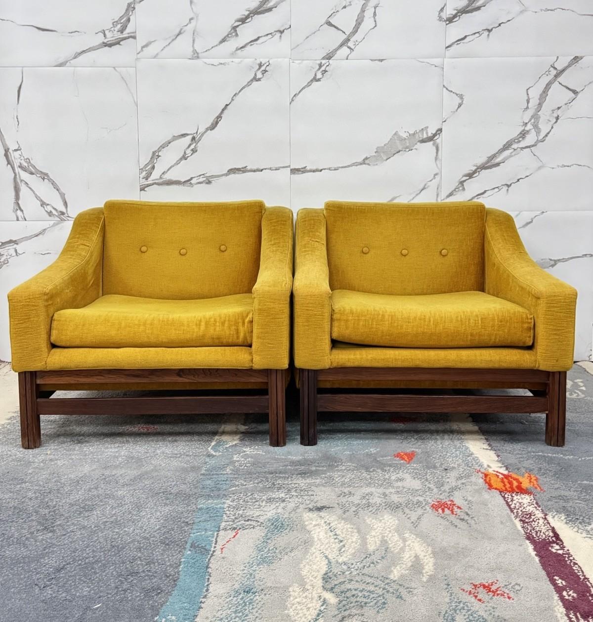 Elegant pair of armchairs produced by F.lli Saporiti in Besnate in the 1960s, an authentic example of Italian modernism. The clean, geometric lines combine with the warm mustard hue of the original upholstery, supported by a solid solid wood