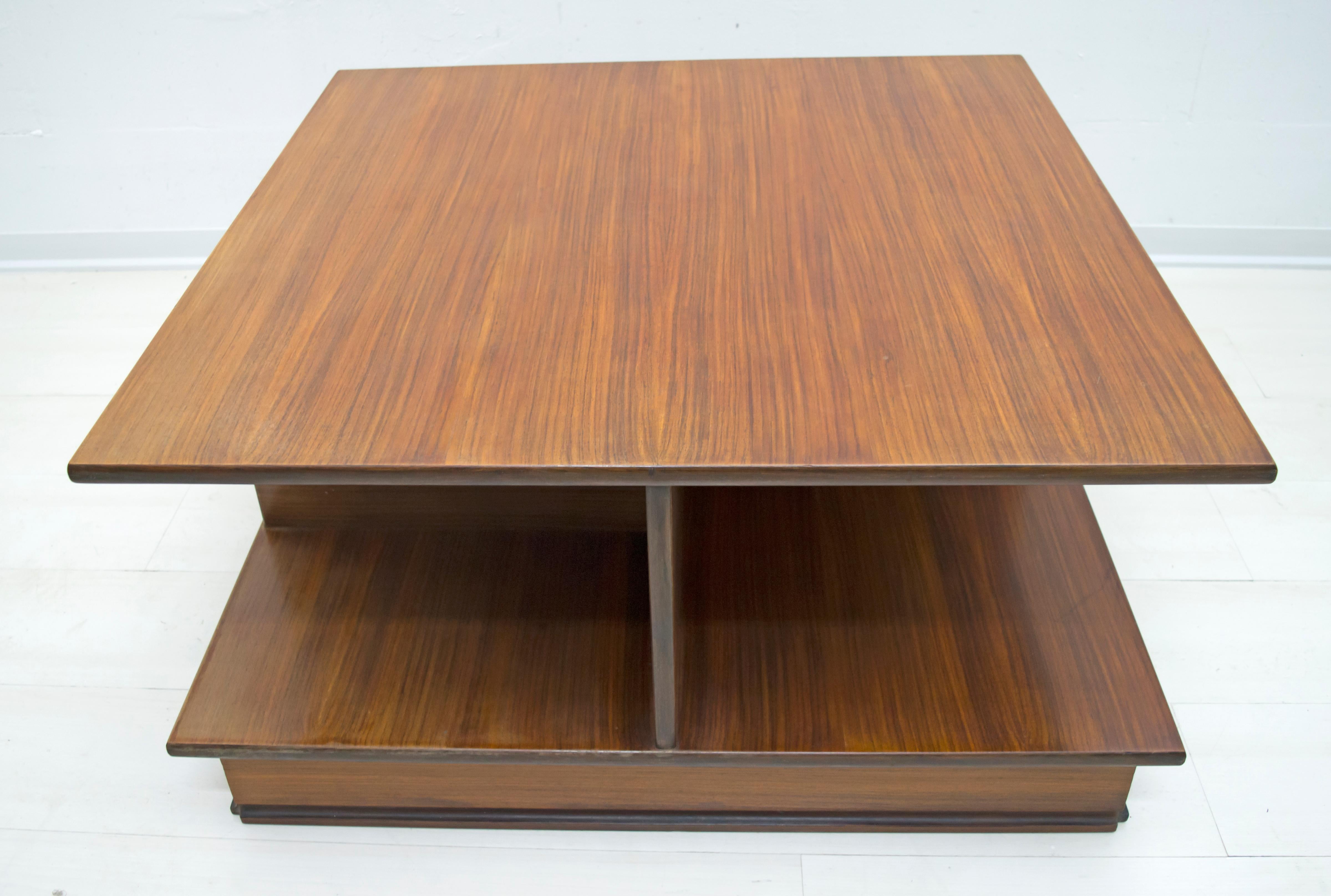 Mid-Century Modern Table basse italienne moderne mi-siècle en noyer de F.Lli Saporiti, années 1960 en vente