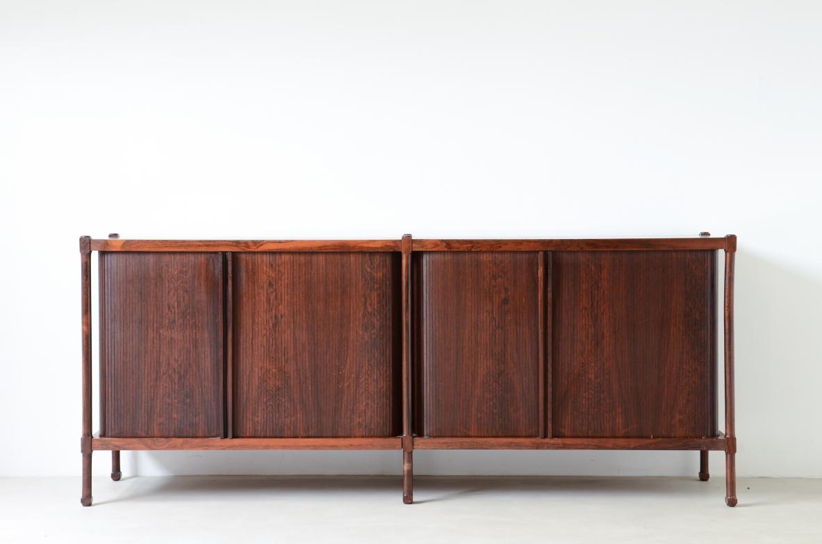 COD-2559
Flli.Proserpio

Elegant meuble de rangement avec 4 portes coulissantes en bois nervuré.

Fabrication par Fratelli Proserpio vers 1960.