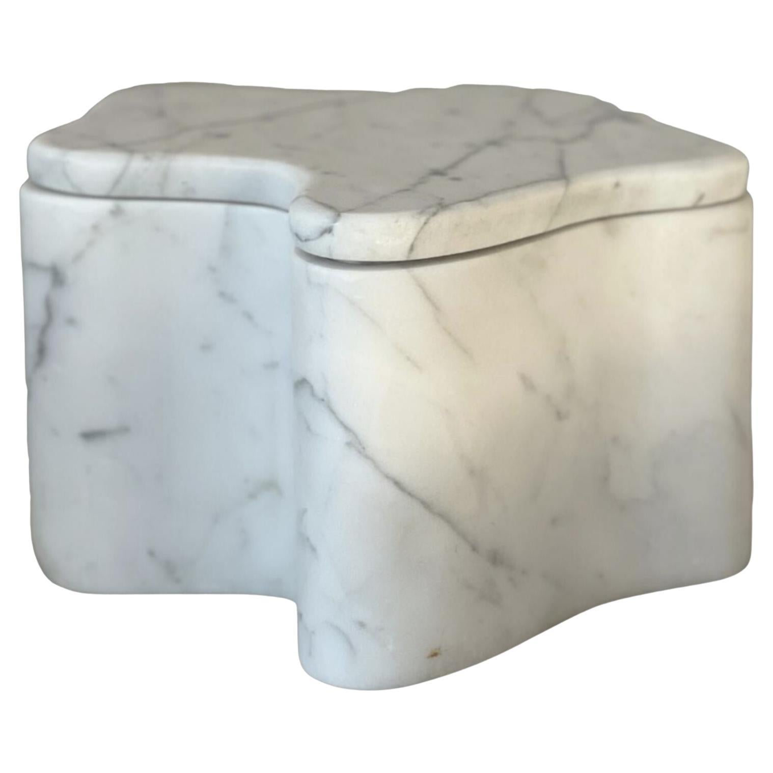Boîte à couvercle organique en marbre nuage d'Anatolie Home en vente