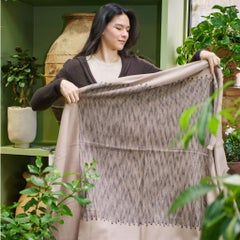 Flo Brown Throw Handgewebt in weichem Merino & Minimal Muster Handgestickt