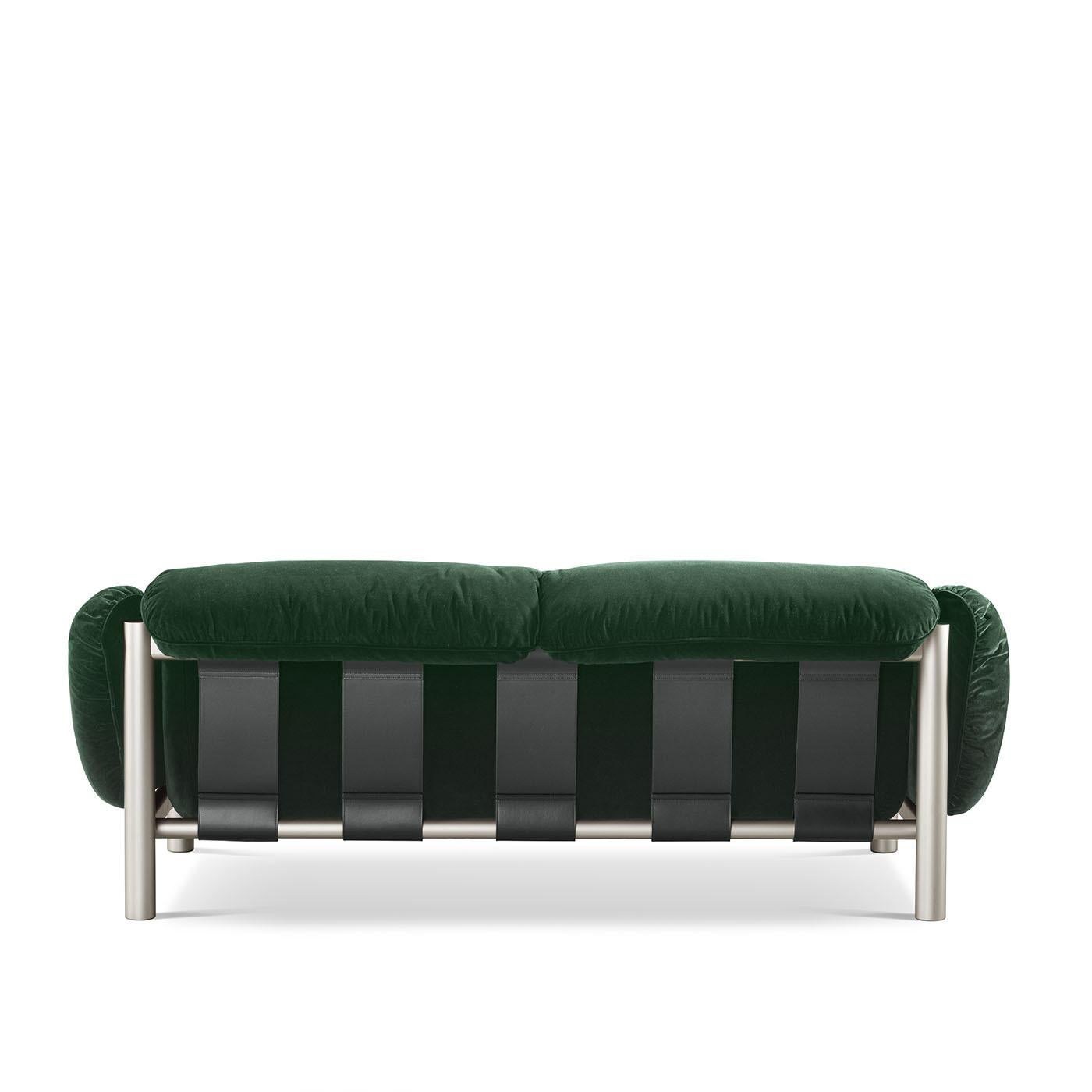 Découvrez l'essence du design brésilien du milieu du siècle avec le canapé Flo. Cette pièce exquise allie avec art le confort et le luxe, avec un cadre robuste complété par des sangles en cuir de haute qualité qui soutiennent à la fois l'assise et