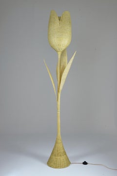 Lampada da terra Flo con fiori di vimini intrecciati a mano