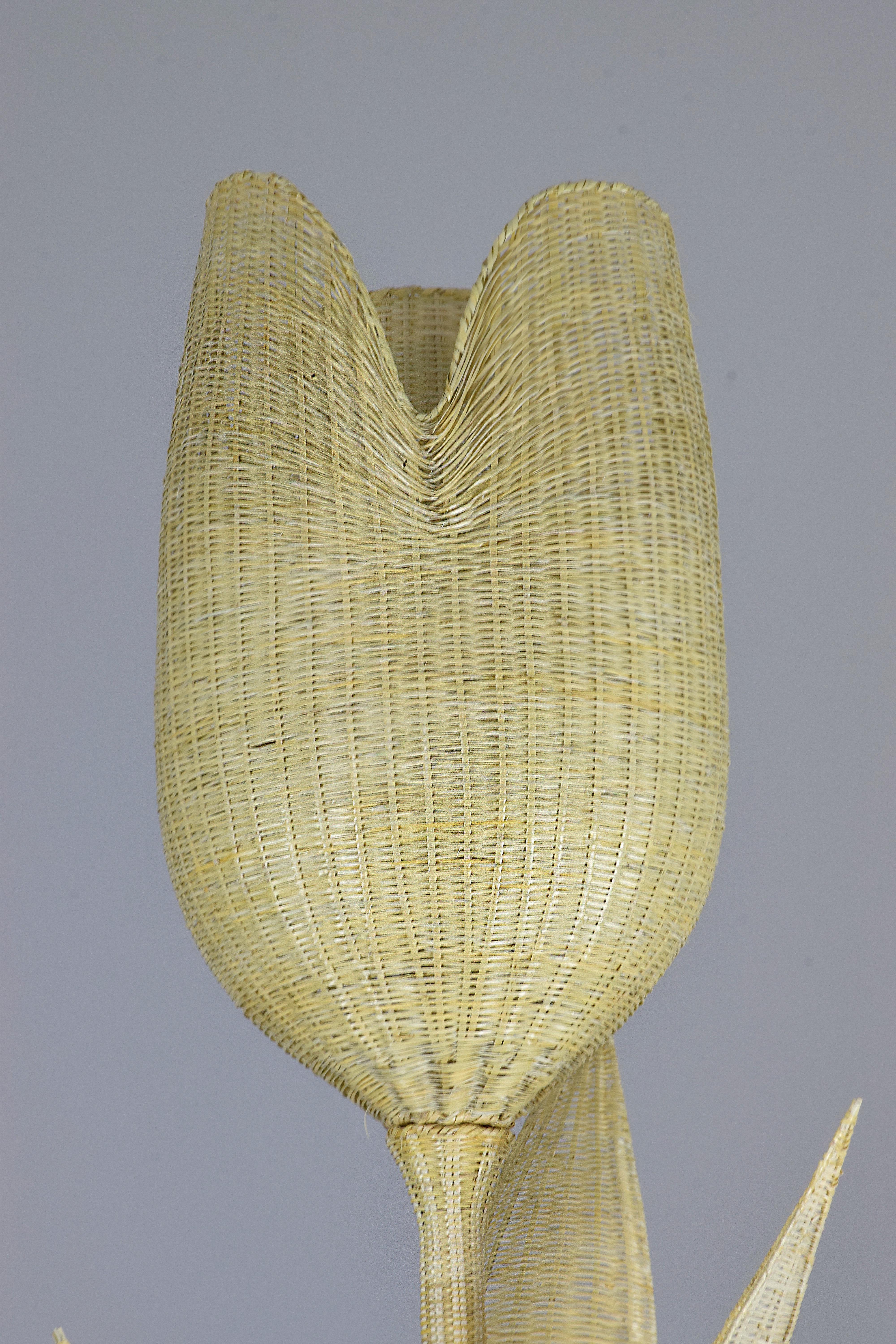 Flo Handwoven Wicker Flower Stehleuchte im Angebot 2