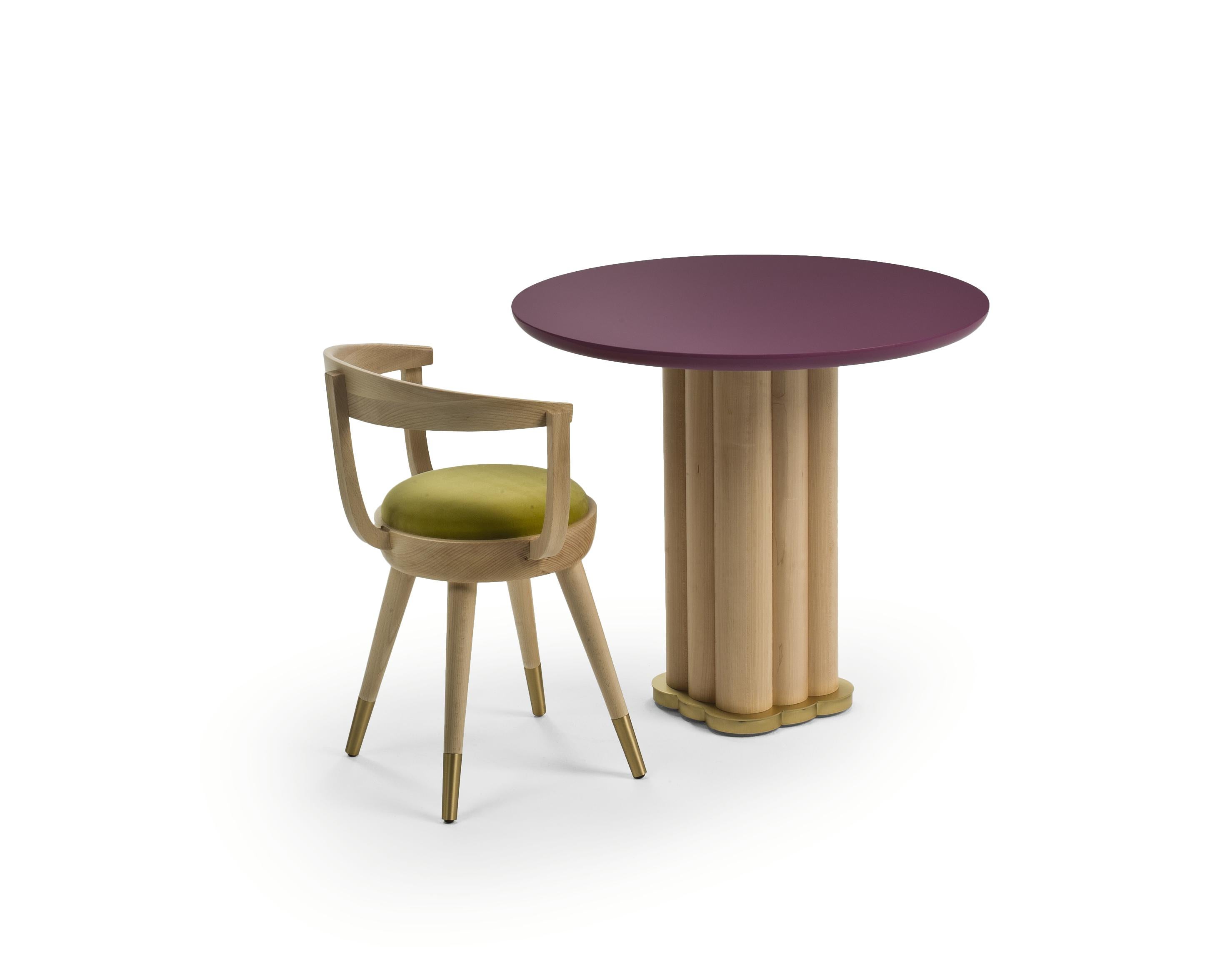 This exquisite table seamlessly blends contrasting elements to create a visual masterpiece that commands attention in any space.

The focal point of Flo is its central leg, meticulously crafted from maple wood. This natural essence serves as the