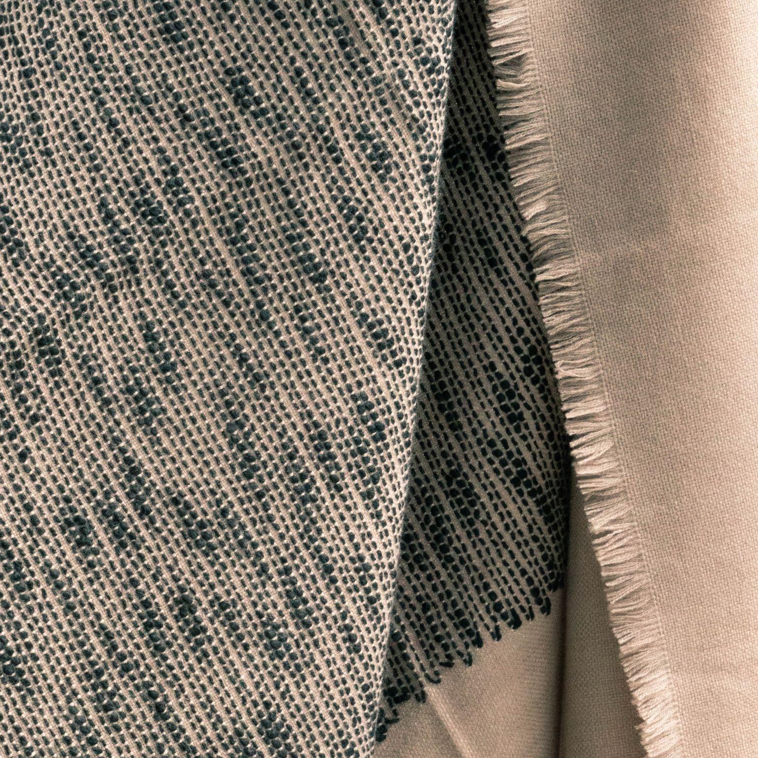 Fil de laine FLO Broche marron tissée à la main en mérinos doux et à motif minimaliste brodé à la main en vente