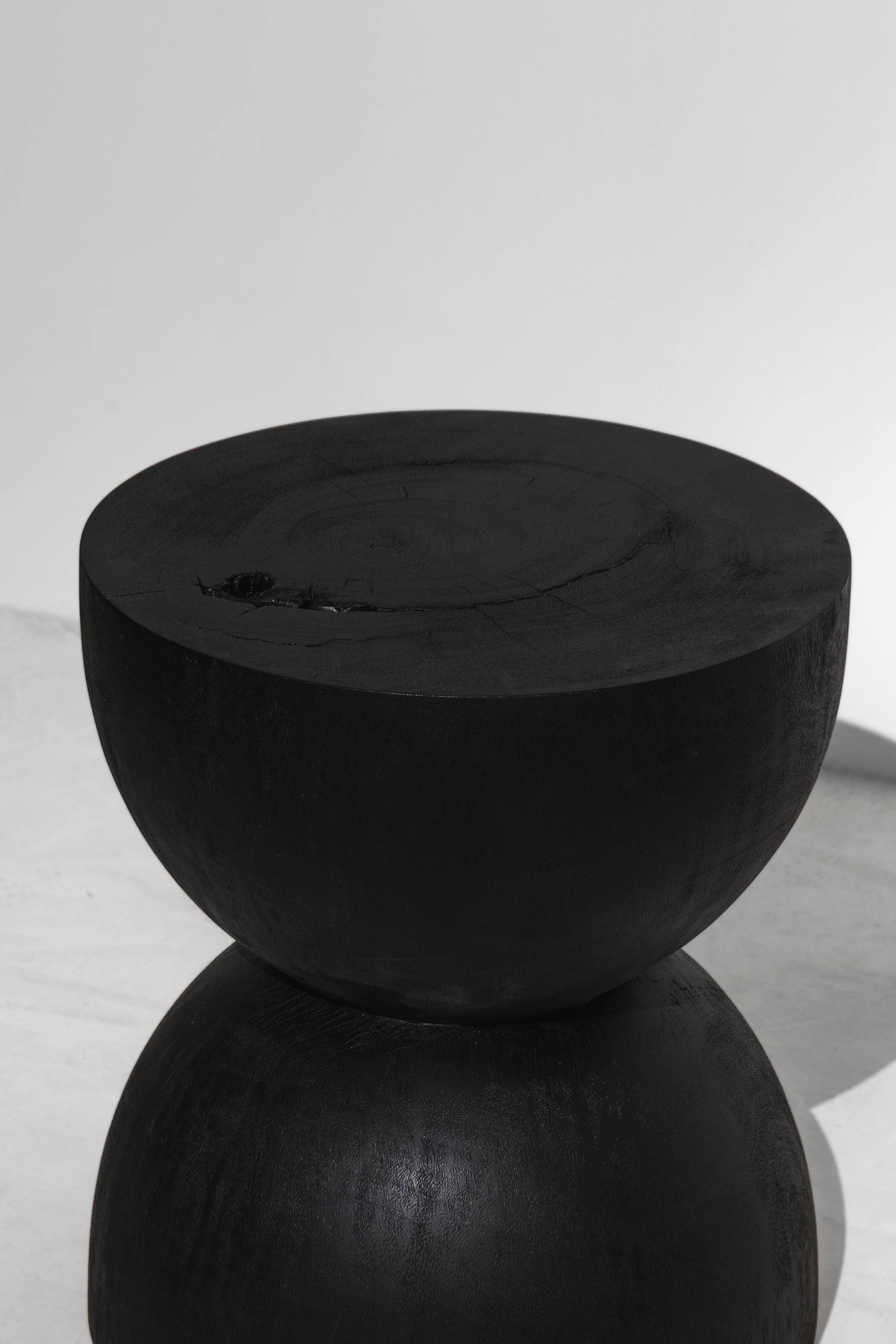 Descubre el encanto de la artesanía de Chiang Mai con nuestro exclusivo Taburete Monkey Pod, ahora disponible en 1stdibs. Hechos a mano por hábiles artesanos en el corazón del norte de Tailandia, cada taburete es un testimonio de técnicas
