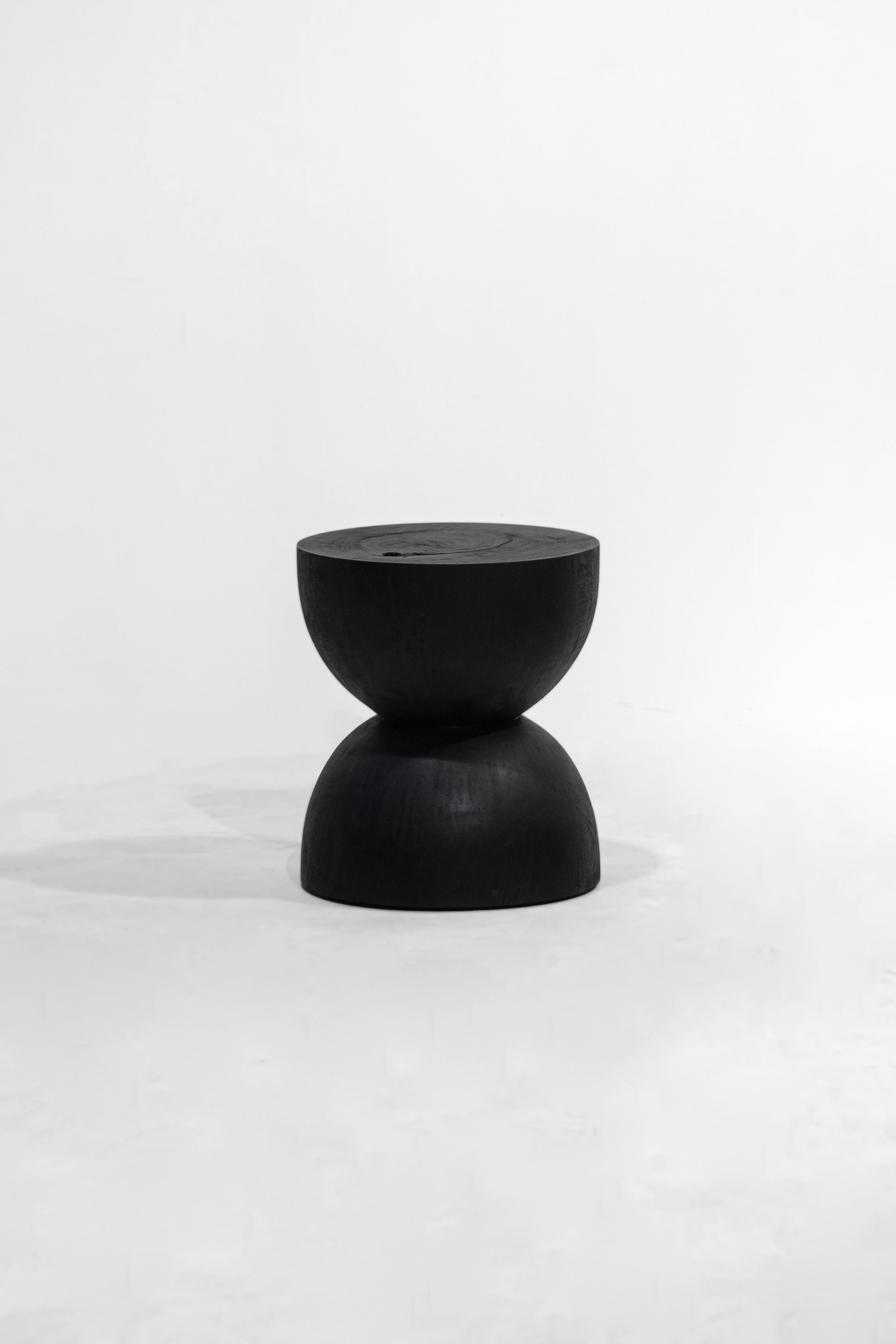Thaïlandais Tabouret FLO, finition brute noire Monkey Pod en vente