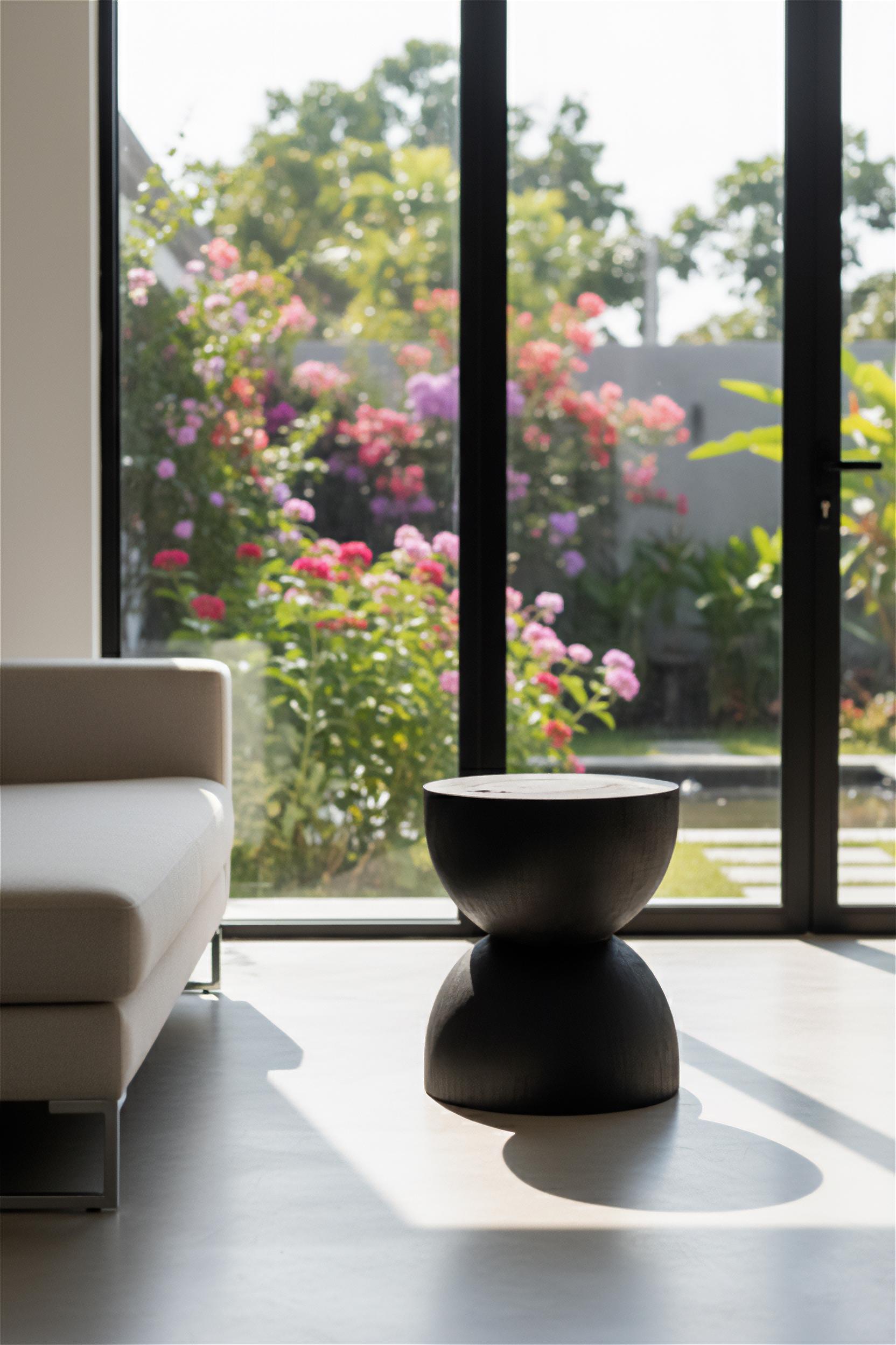 Tabouret FLO, finition brute noire Monkey Pod Neuf - En vente à Chiangmai, TH