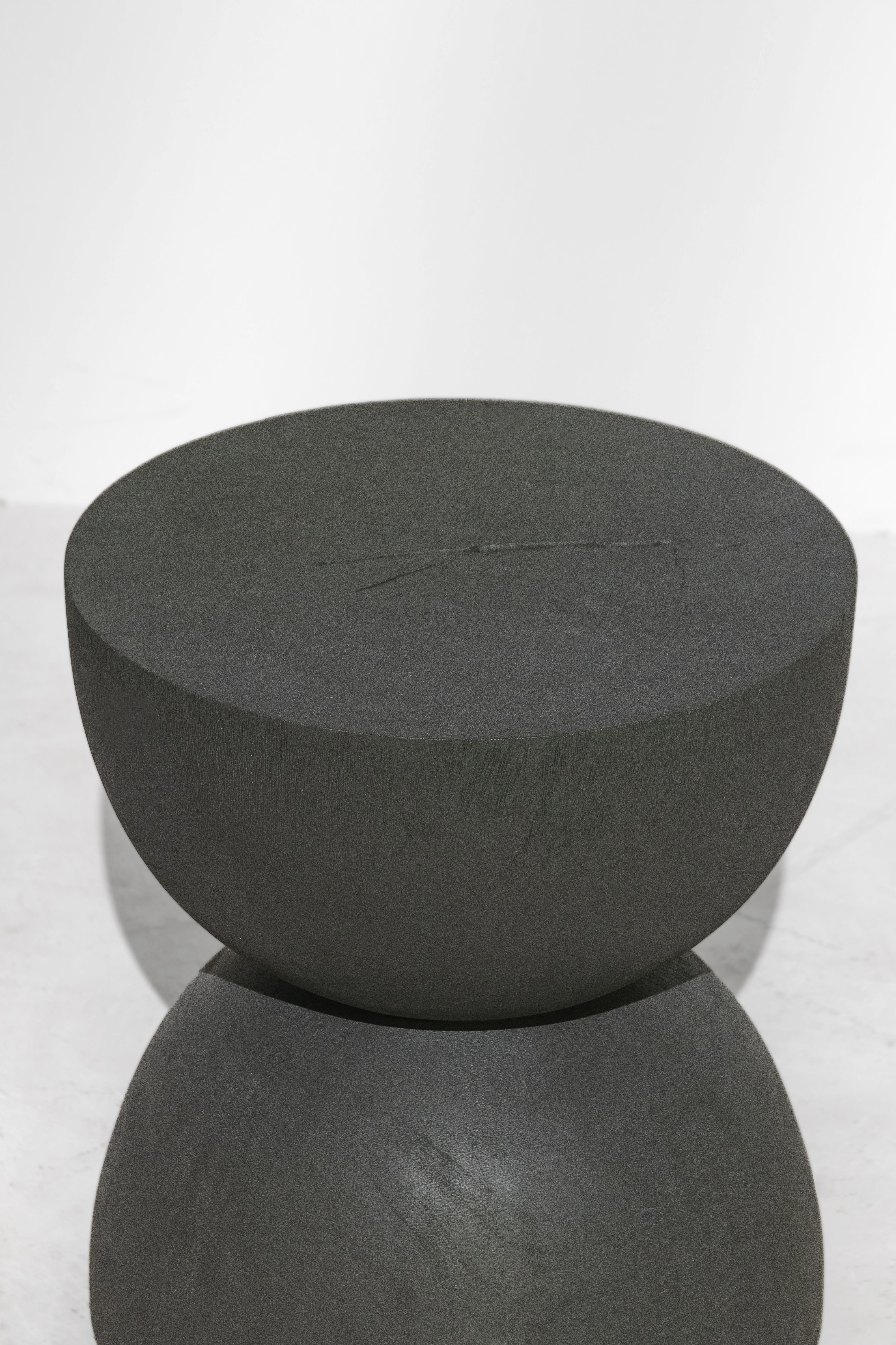 Descubre el encanto de la artesanía de Chiang Mai con nuestro exclusivo Taburete Monkey Pod, ahora disponible en 1stdibs. Hechos a mano por hábiles artesanos en el corazón del norte de Tailandia, cada taburete es un testimonio de técnicas