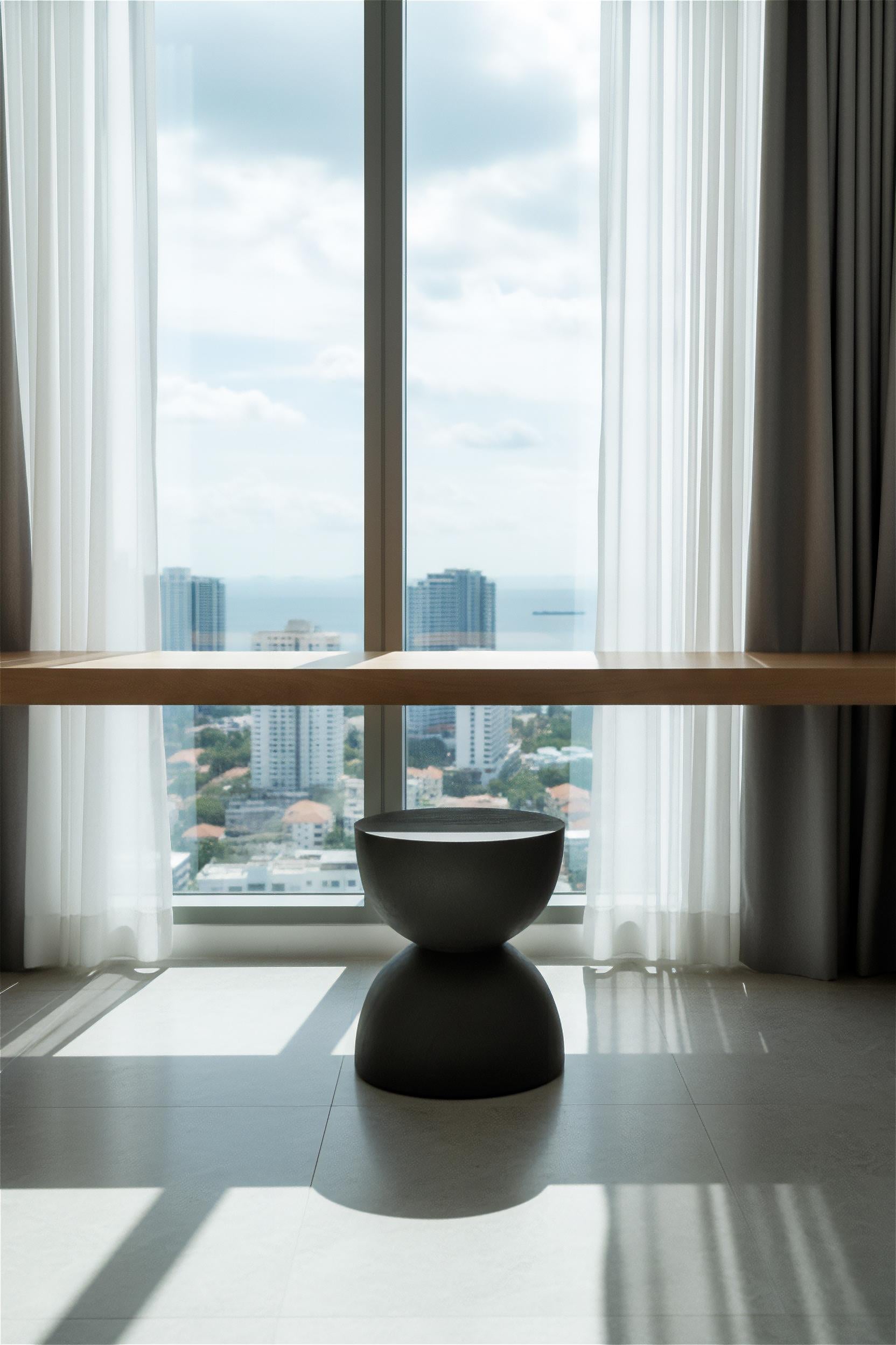 XXIe siècle et contemporain Tabouret FLO, finition vert brut Monkey Pod en vente