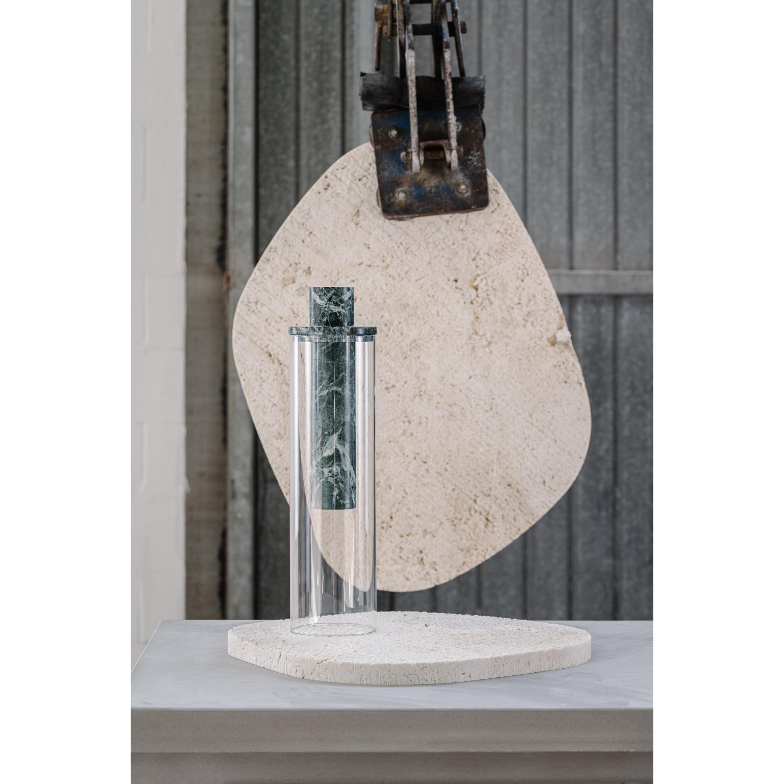 Vaso Floa di Laboratorio
Dimensioni: Ø 11 x H. 43 cm.
Materiali: Vetro borosilicato e marmo Verde Alpi.

Disponibile in due diverse dimensioni e in diverse opzioni di marmo. I prezzi possono variare. Tutte le nostre lampade possono essere cablate a