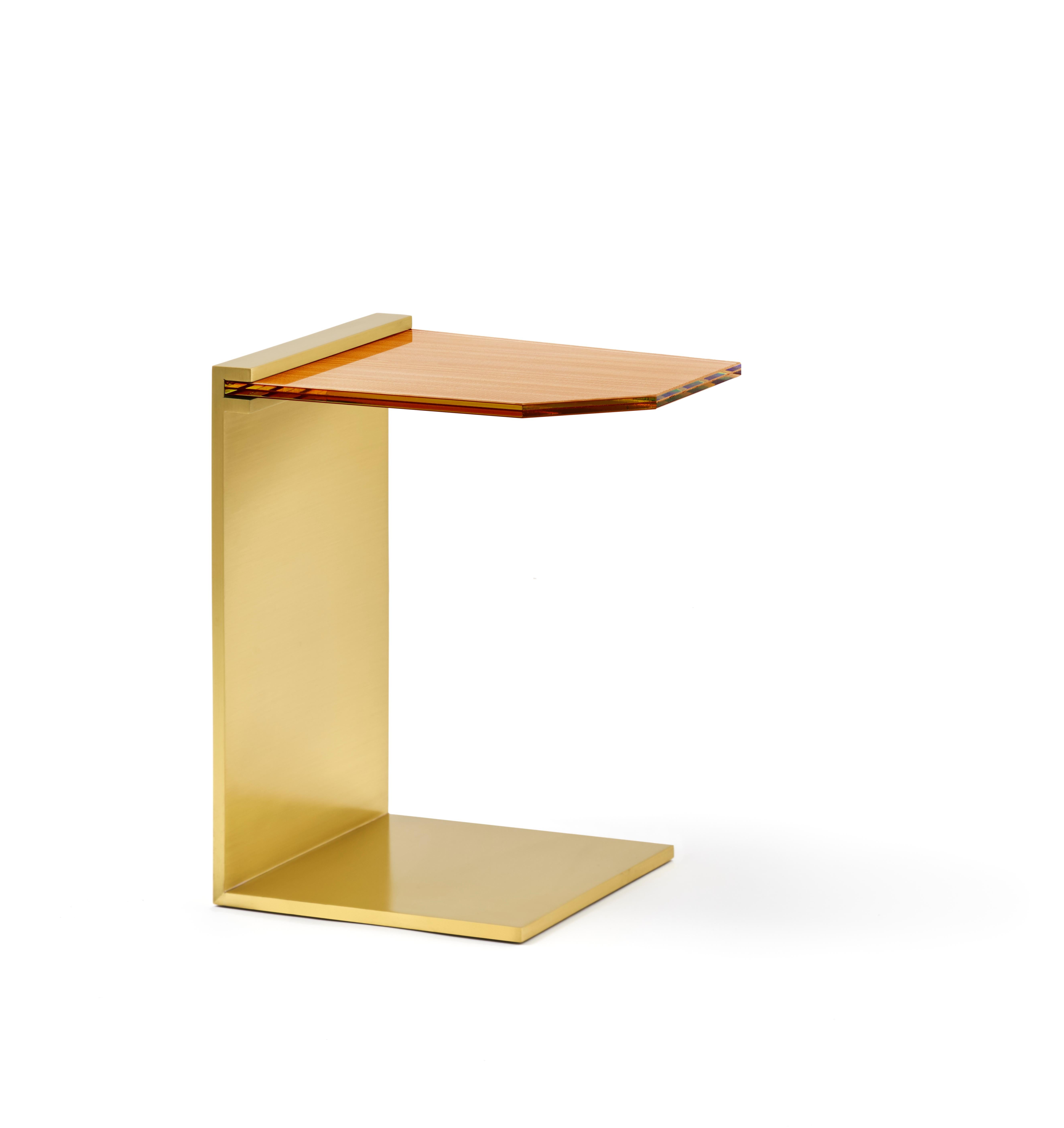 La table A.I.C. est à la fois fonctionnelle et pratique. Il peut servir de table d'appoint ou de plan de travail improvisé, conçu pour se glisser sous des sièges bas. Disponible en inox poli ou en bronze poli. 

Le plateau en verre est disponible en