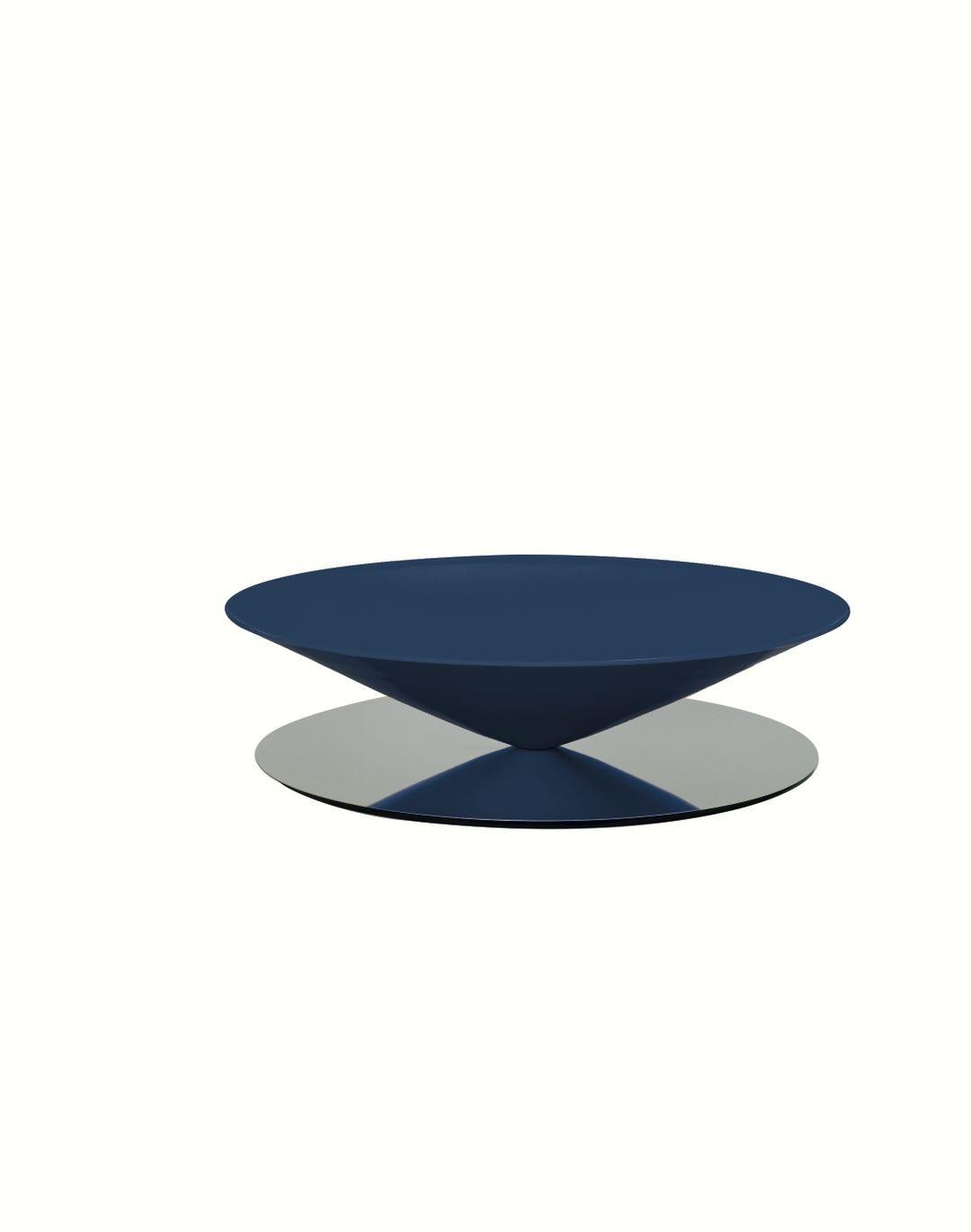 Float est une table basse sculpturale qui défie les sens et la perception. Le design géométrique est adouci par des détails raffinés tels que la lèvre biseautée sur les bords du cercle parfait du cône.

La production de Float est un défi technique