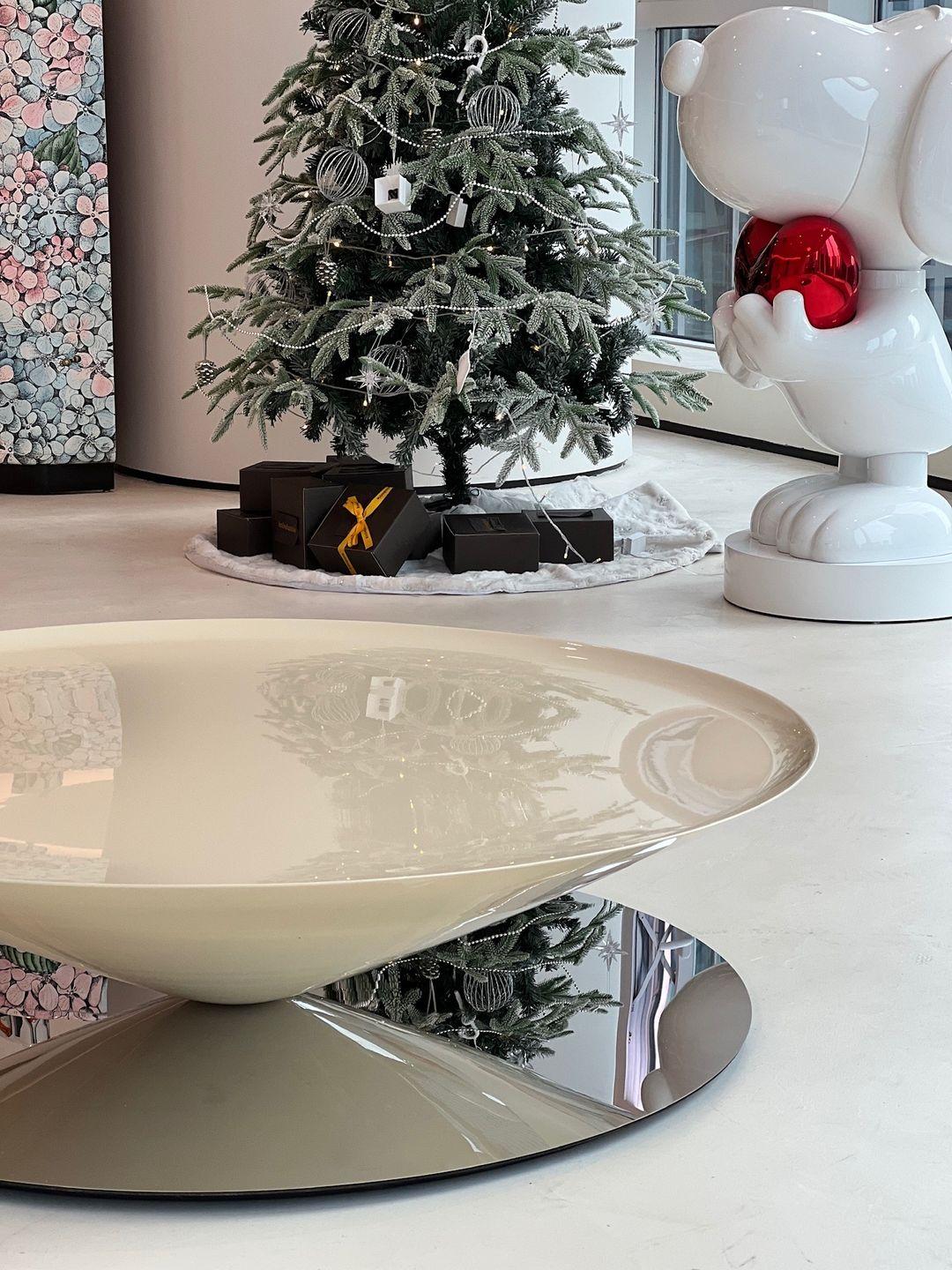 Poli Table basse flottante en acier poli et miroir crème brillant, à base en acier, par La Chance en vente