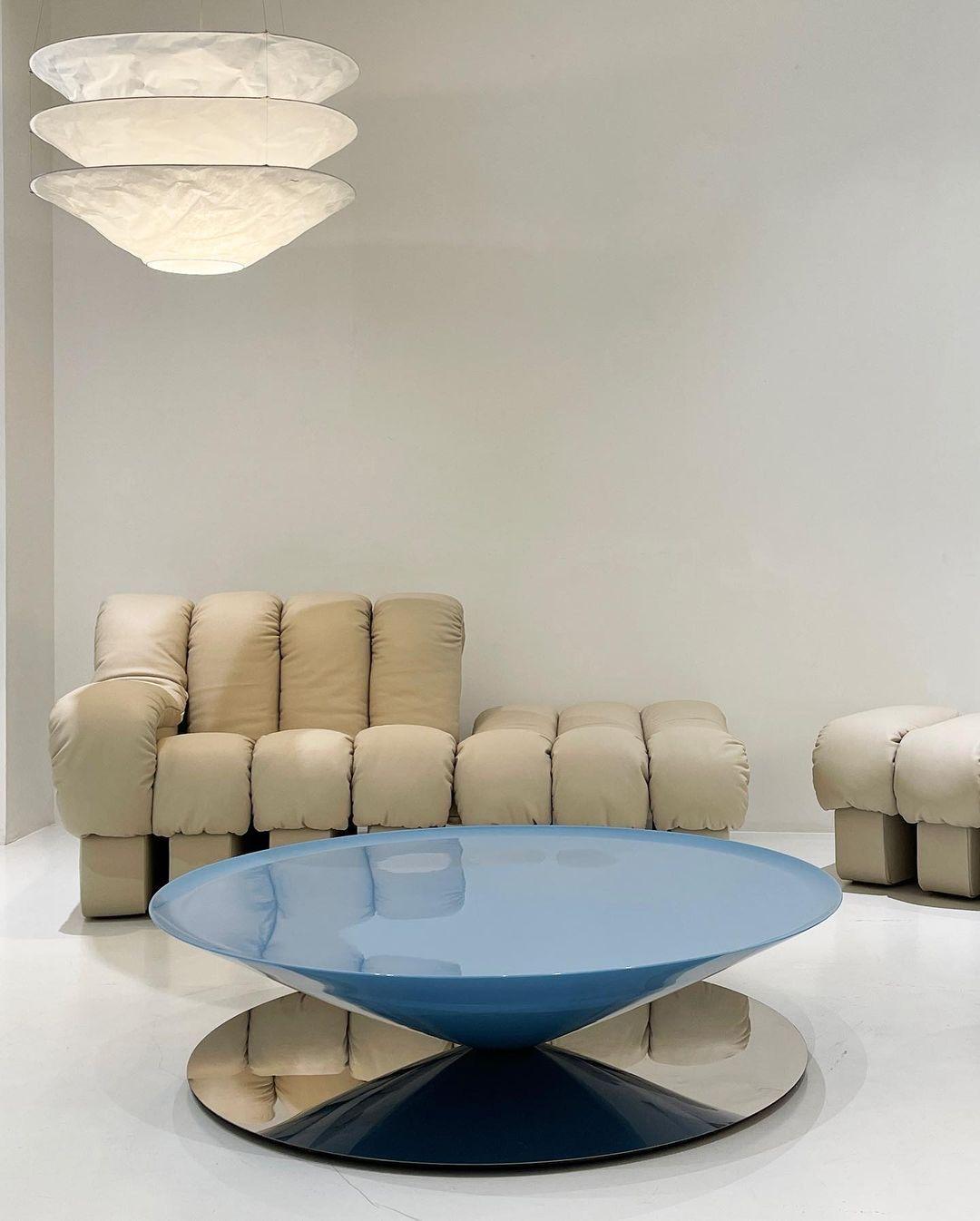 Français Table basse flottante en acier poli bleu clair avec miroir, conçue par La Chance en vente