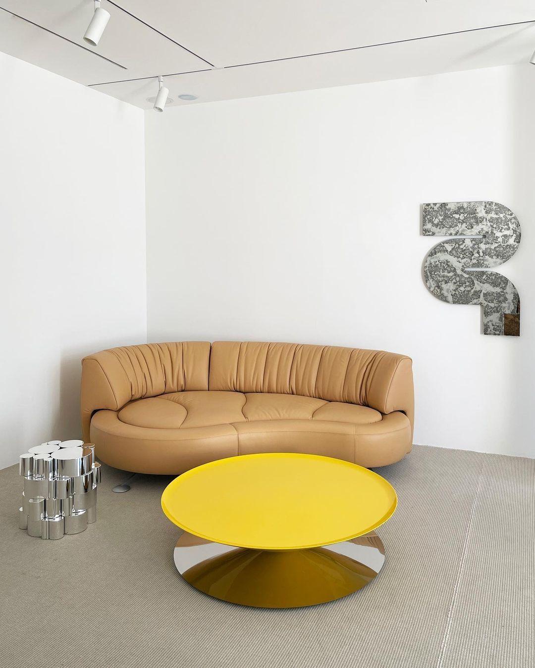 Table basse flottante en acier poli jaune brillant avec miroir, basée par La Chance en vente 3