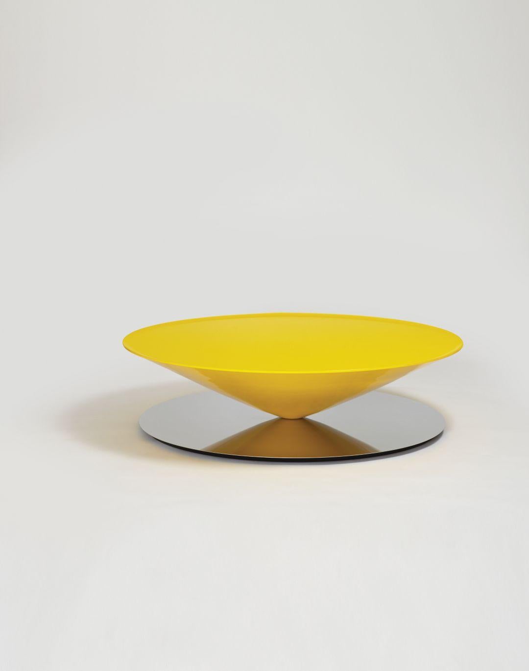 Float est une table basse sculpturale qui défie les sens et la perception. Le design géométrique est adouci par des détails raffinés tels que le rebord biseauté sur les bords du cercle parfait du cône.

La production de Float est un défi technique