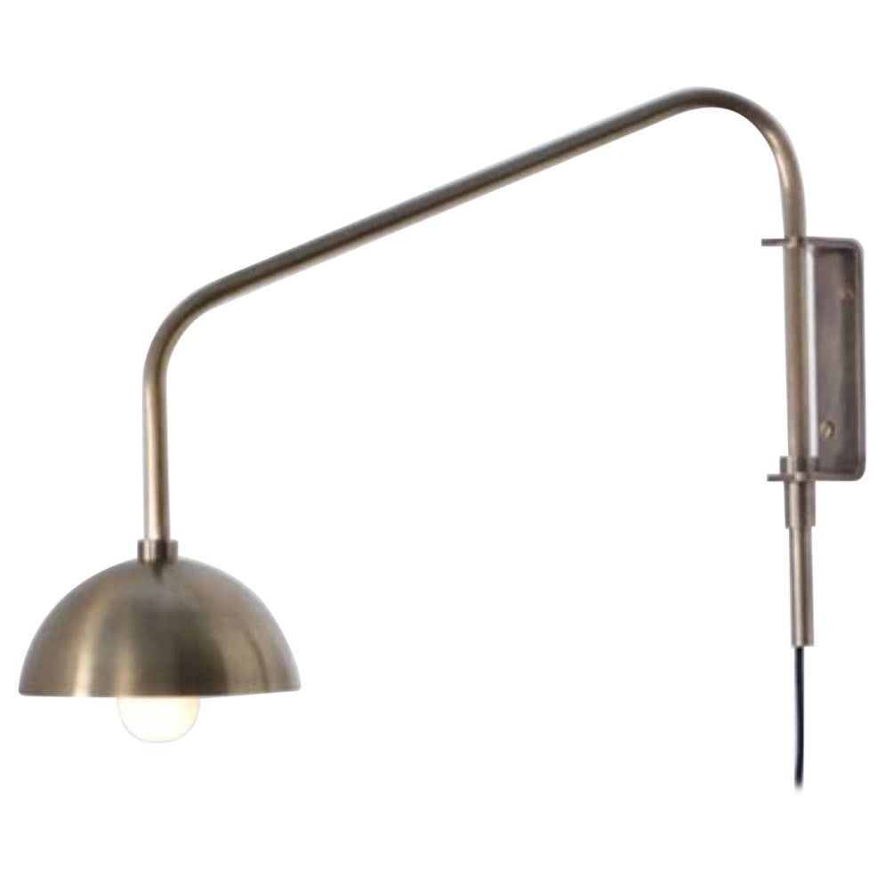 Float Einarmiger Dome Wandleuchter aus Messing von Lamp Shaper im Angebot