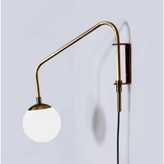Float, una lampada da parete a globo in vetro a un braccio di Lamp Shaper