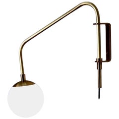 Applique murale à un bras en forme de globe en verre flottant par Lamp Shaper