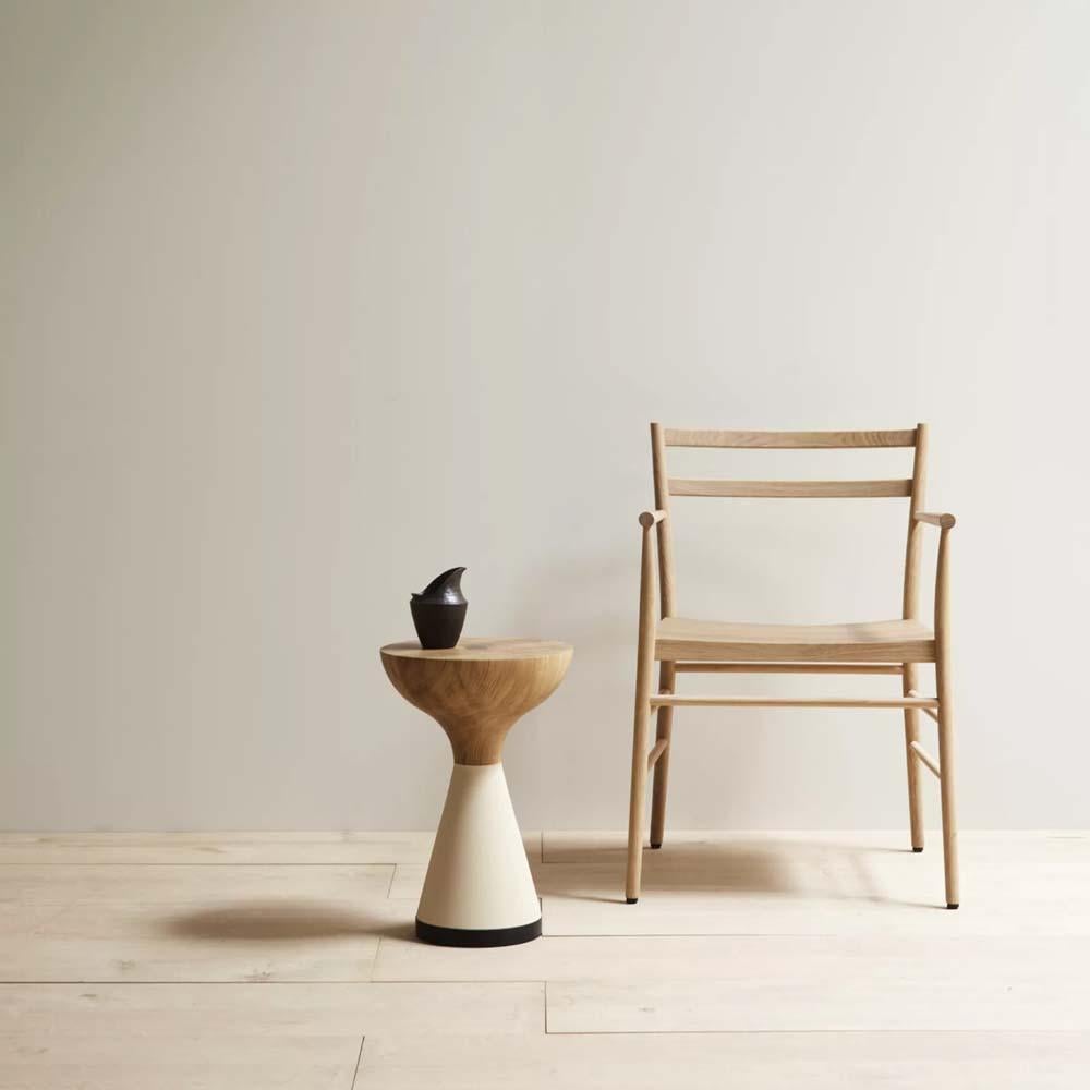 Contemporary Float table in oak cream & black version For Sale